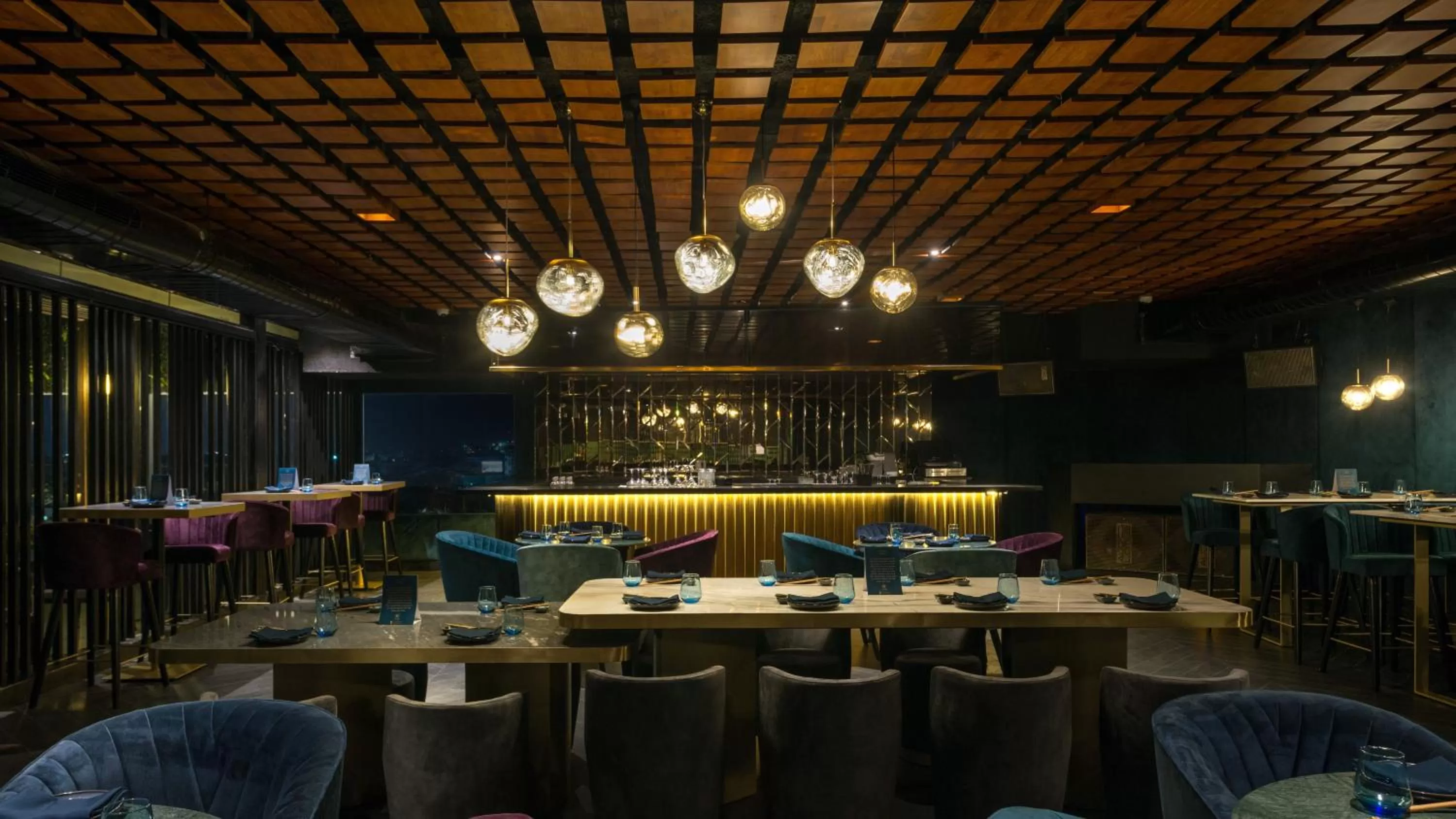 Restaurant/places to eat in Novotel Chennai Chamiers Road