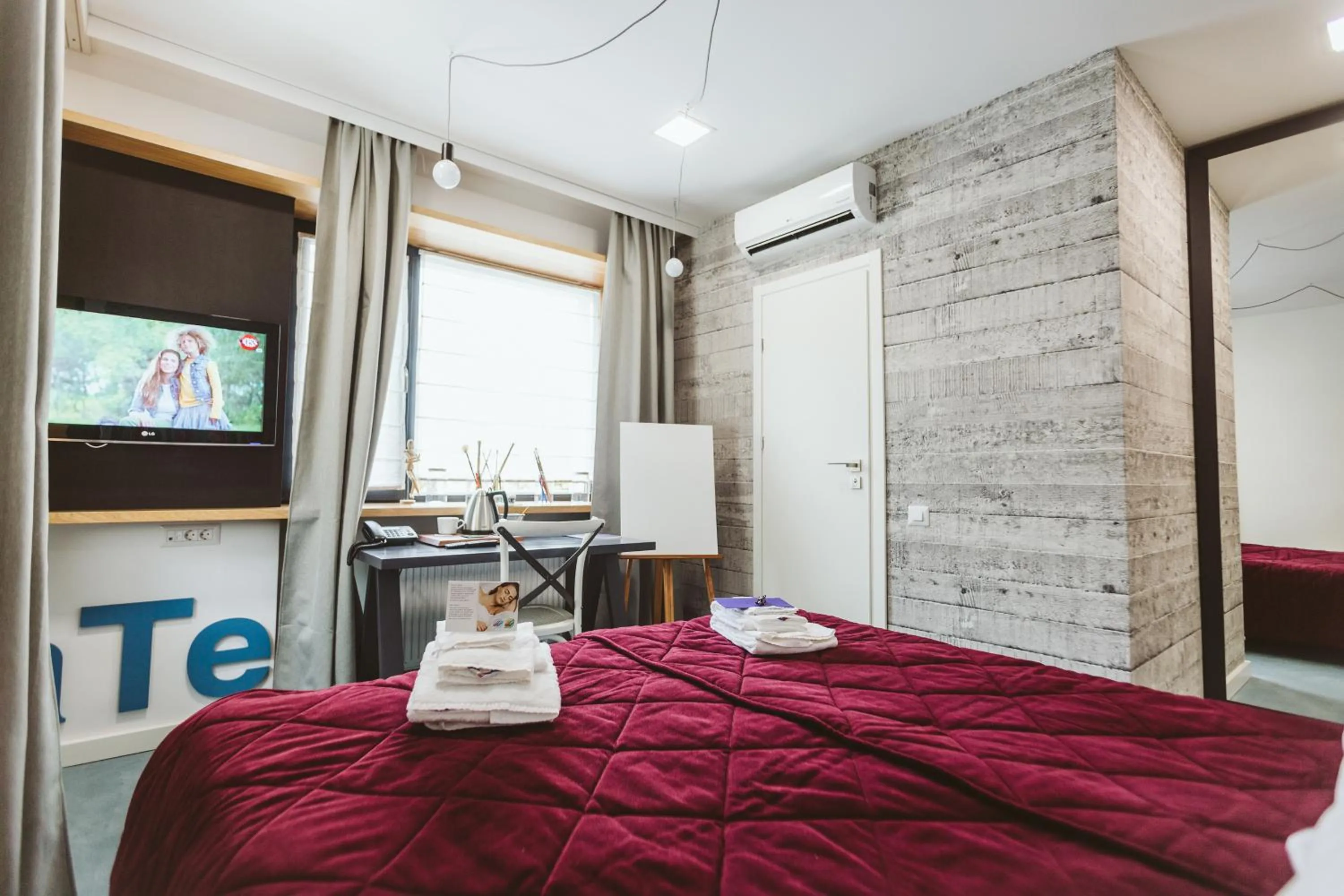 Photo of the whole room in Lol et Lola Hotel