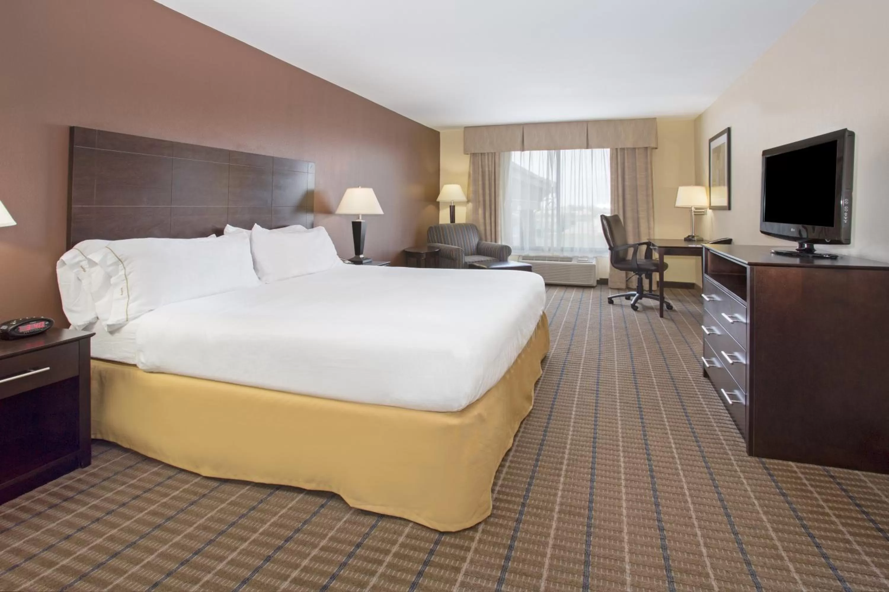 King Room in Holiday Inn Express and Suites Hotel - Pauls Valley, an IHG Hotel