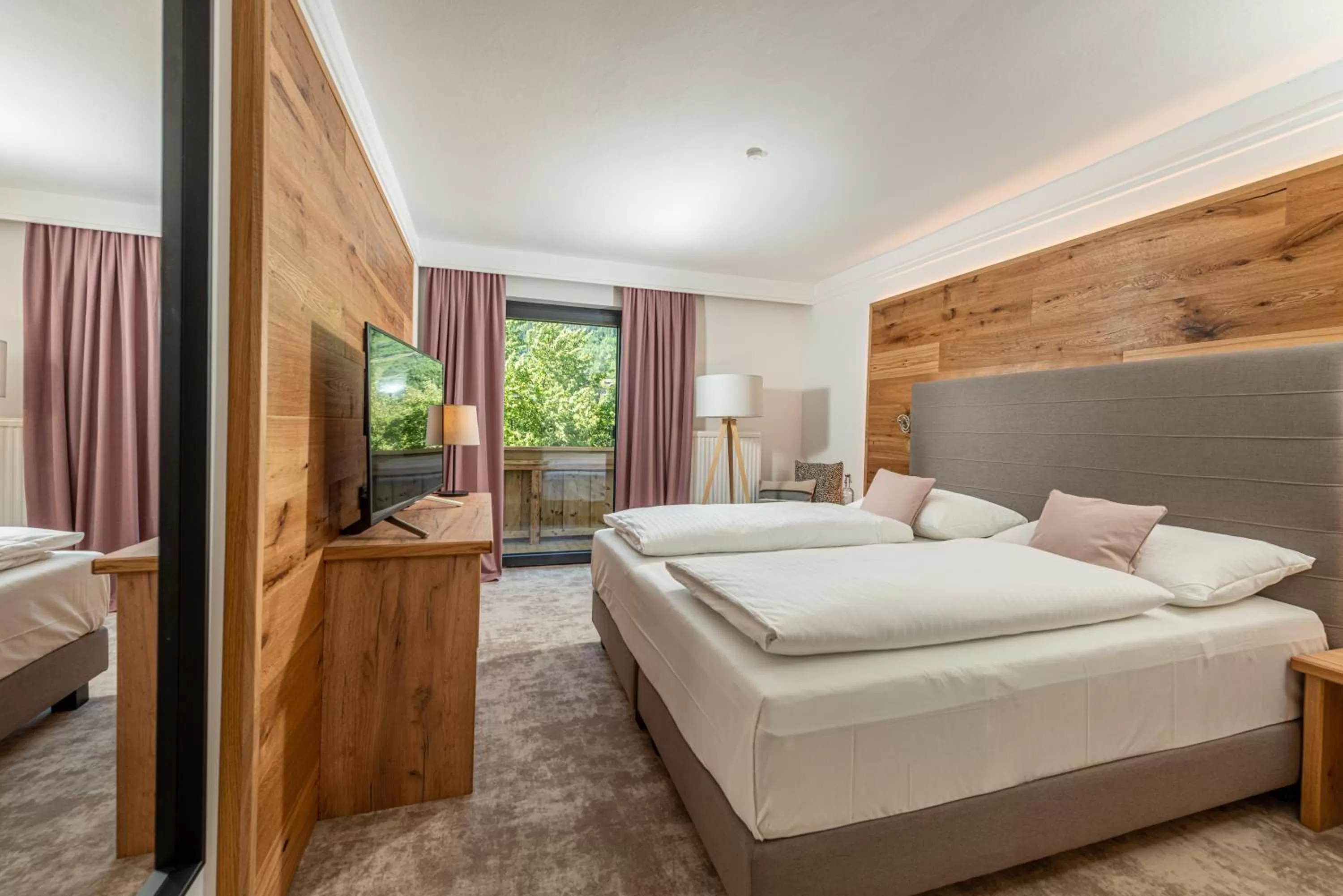 Photo of the whole room, Bed in Stadtvilla Schladming Boutiquehotel