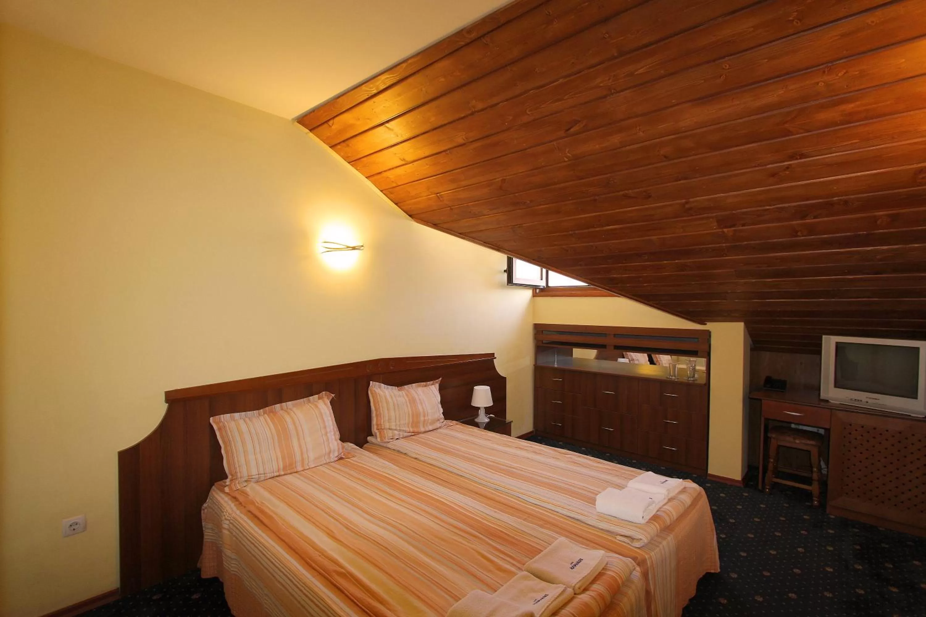 Photo of the whole room, Bed in Kap House Family Hotel