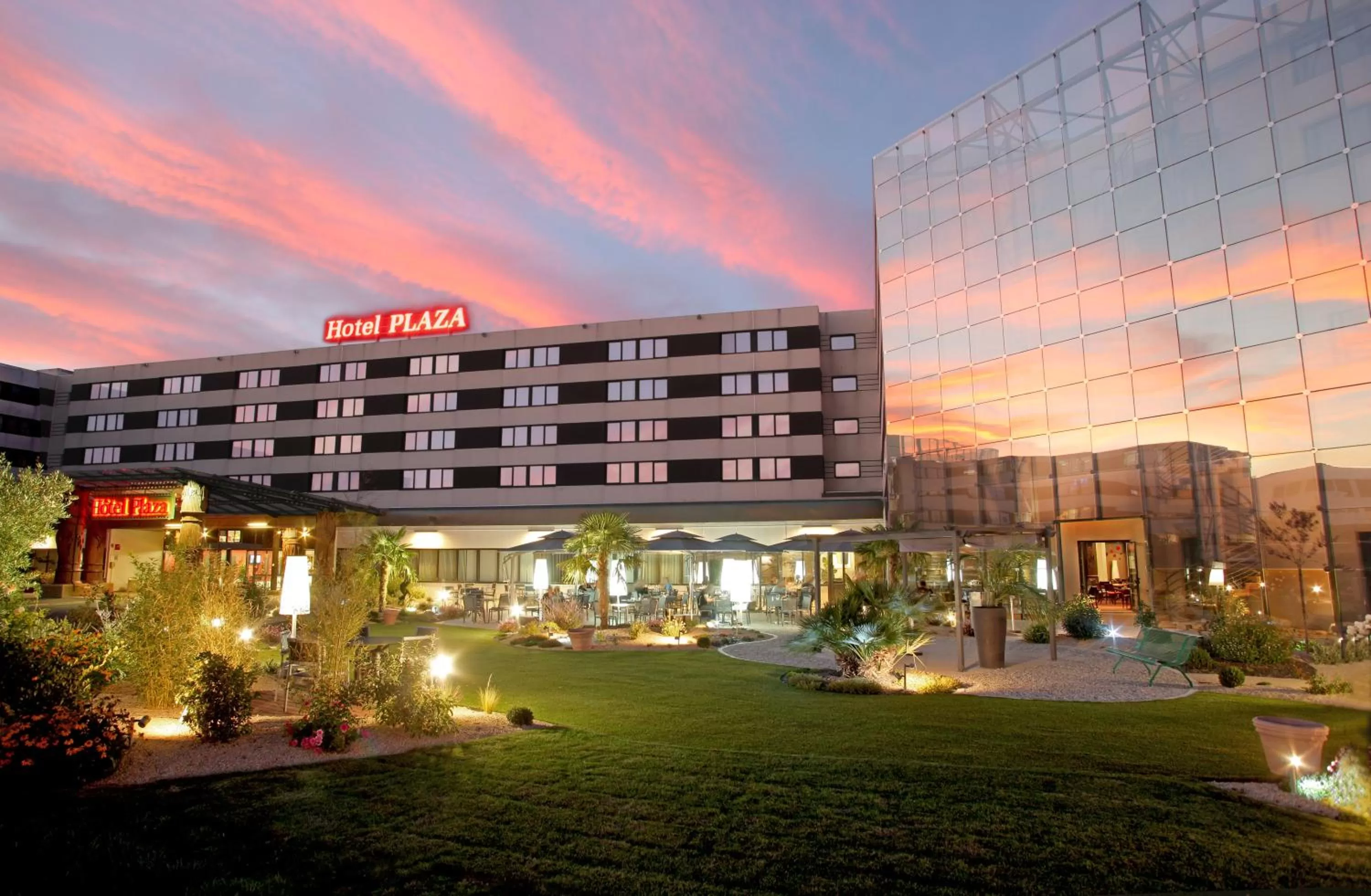 Facade/entrance in Hotel Plaza - site du Futuroscope