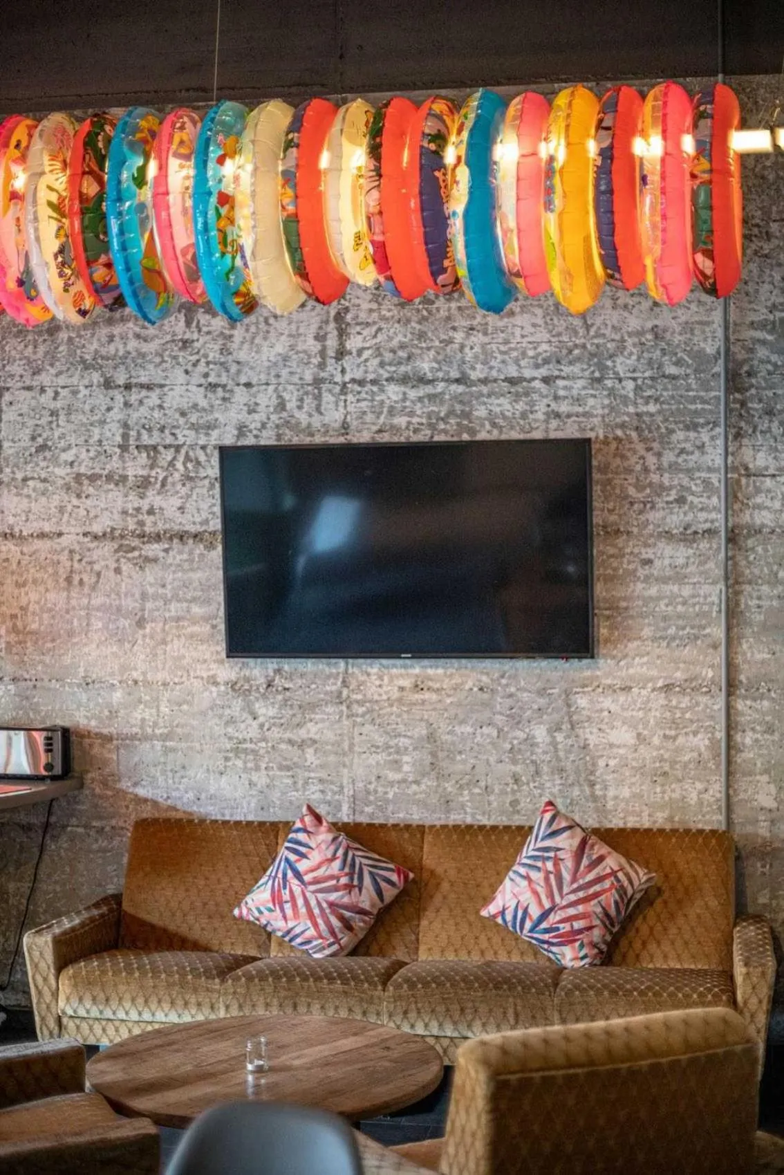 Communal lounge/ TV room in BIG MAMA Berlin