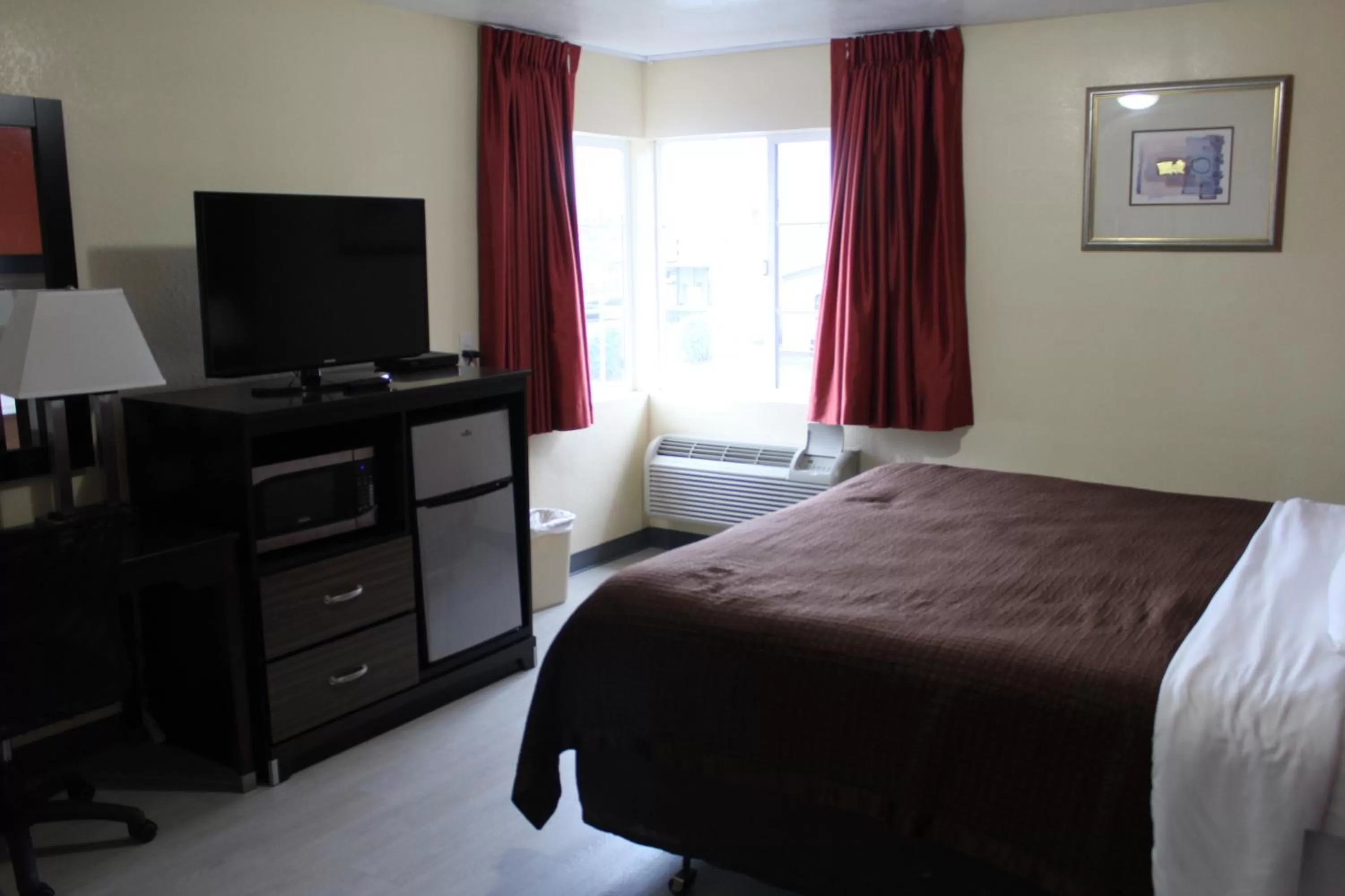 Bed in Rodeway Inn Medford South I-5