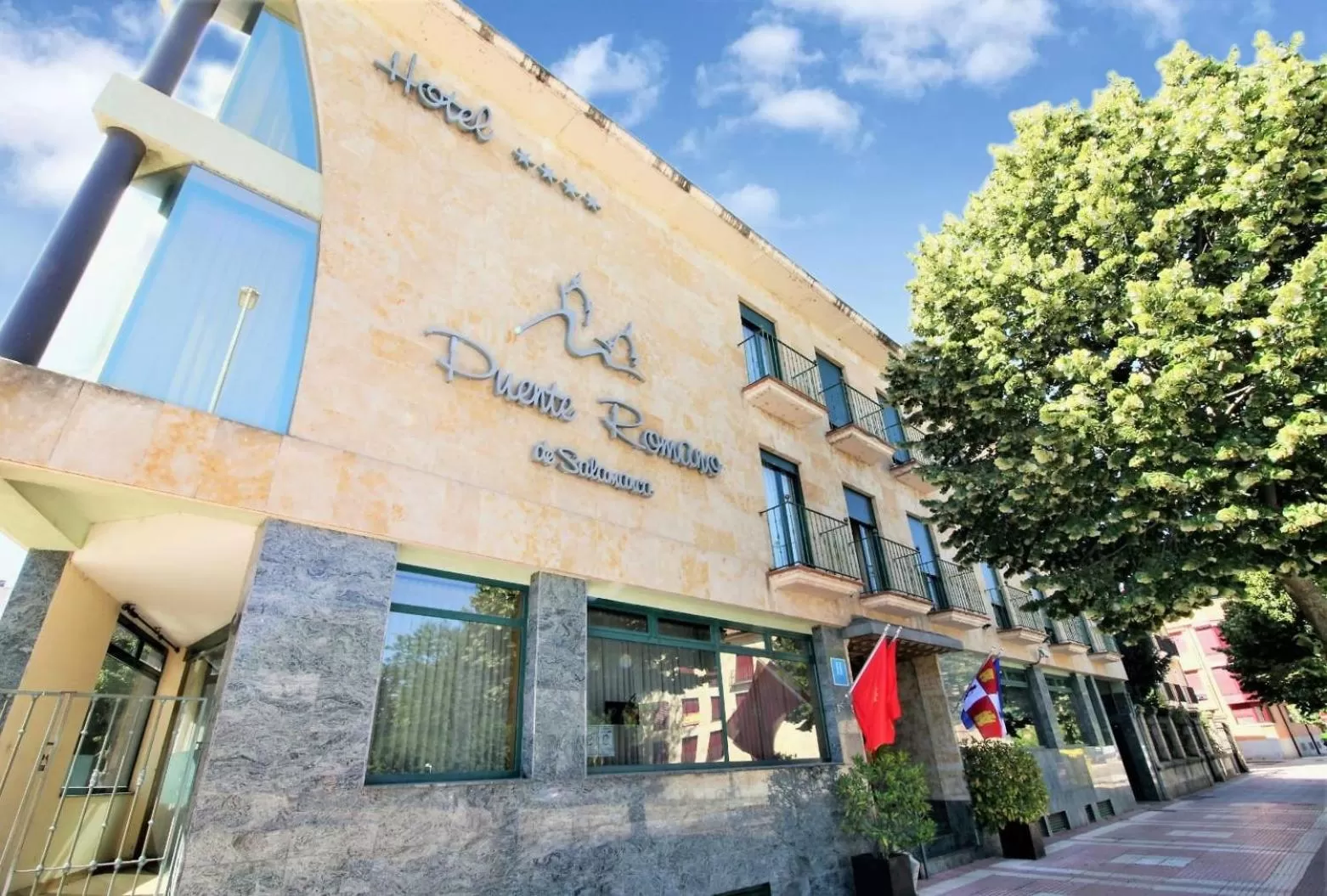 Property building in Hotel Ele Puente Romano de Salamanca