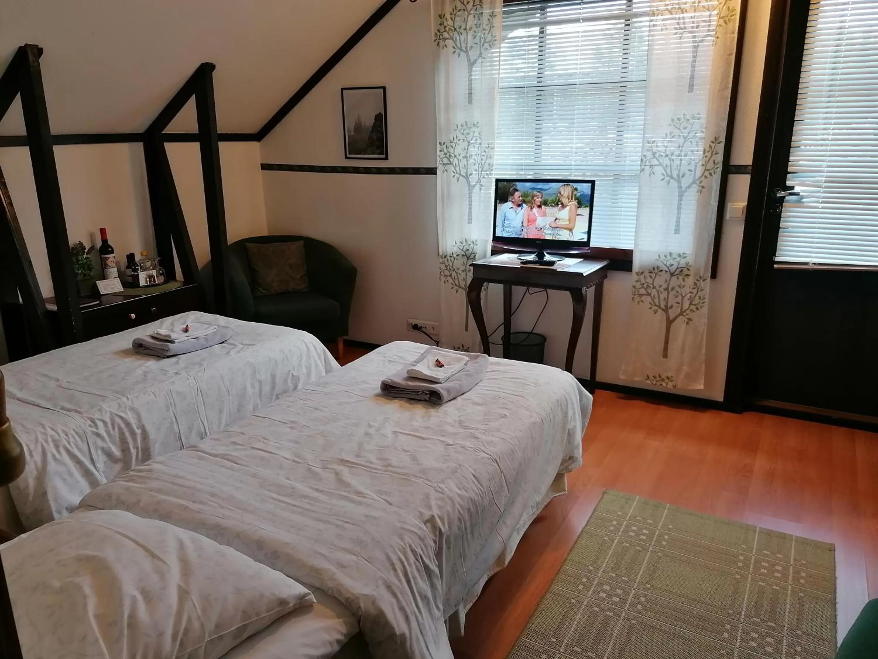 TV and multimedia, Bed in Cronin's Guesthouse Bed & Breakfast