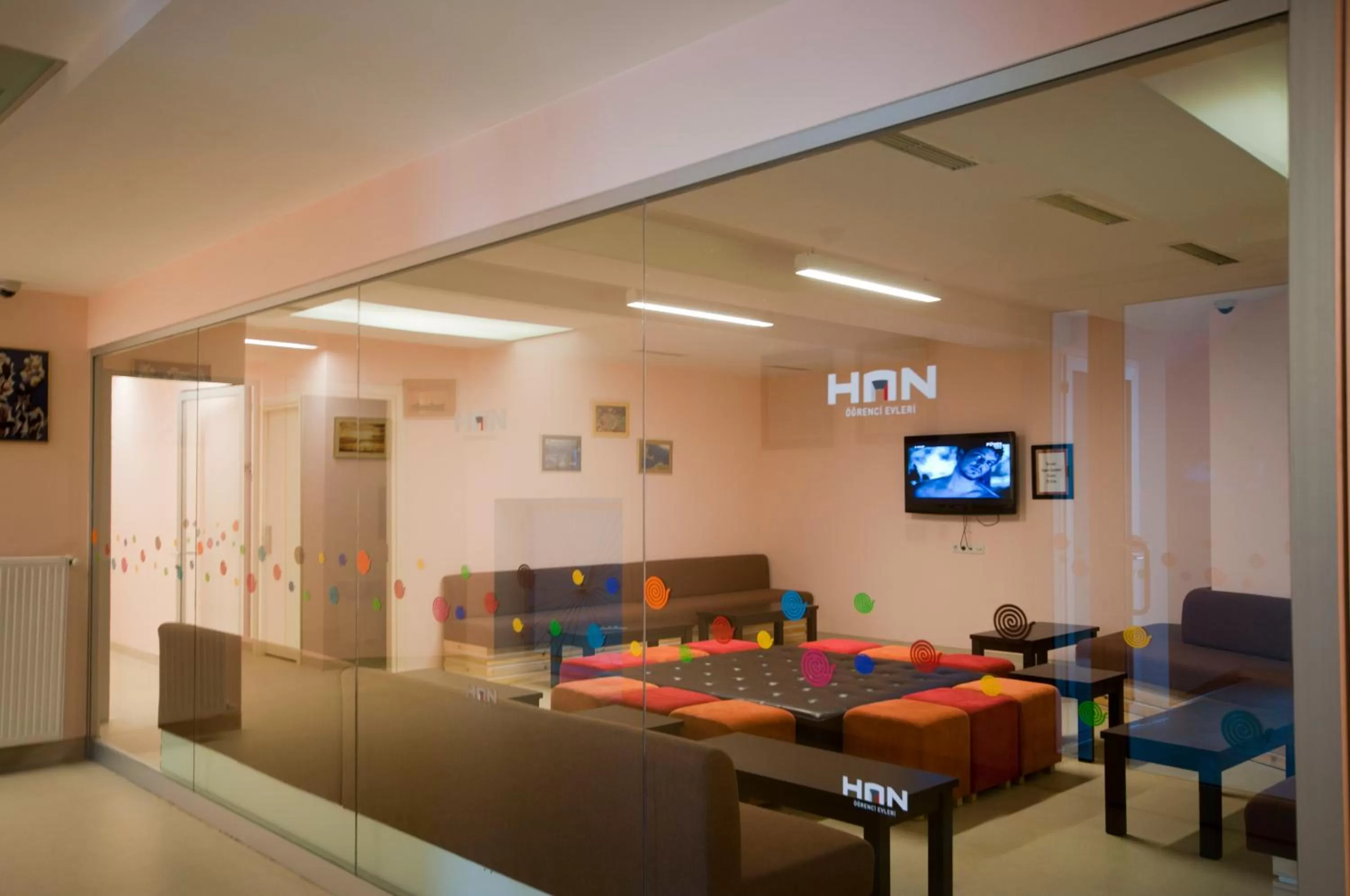 Communal lounge/ TV room in Han Hotel
