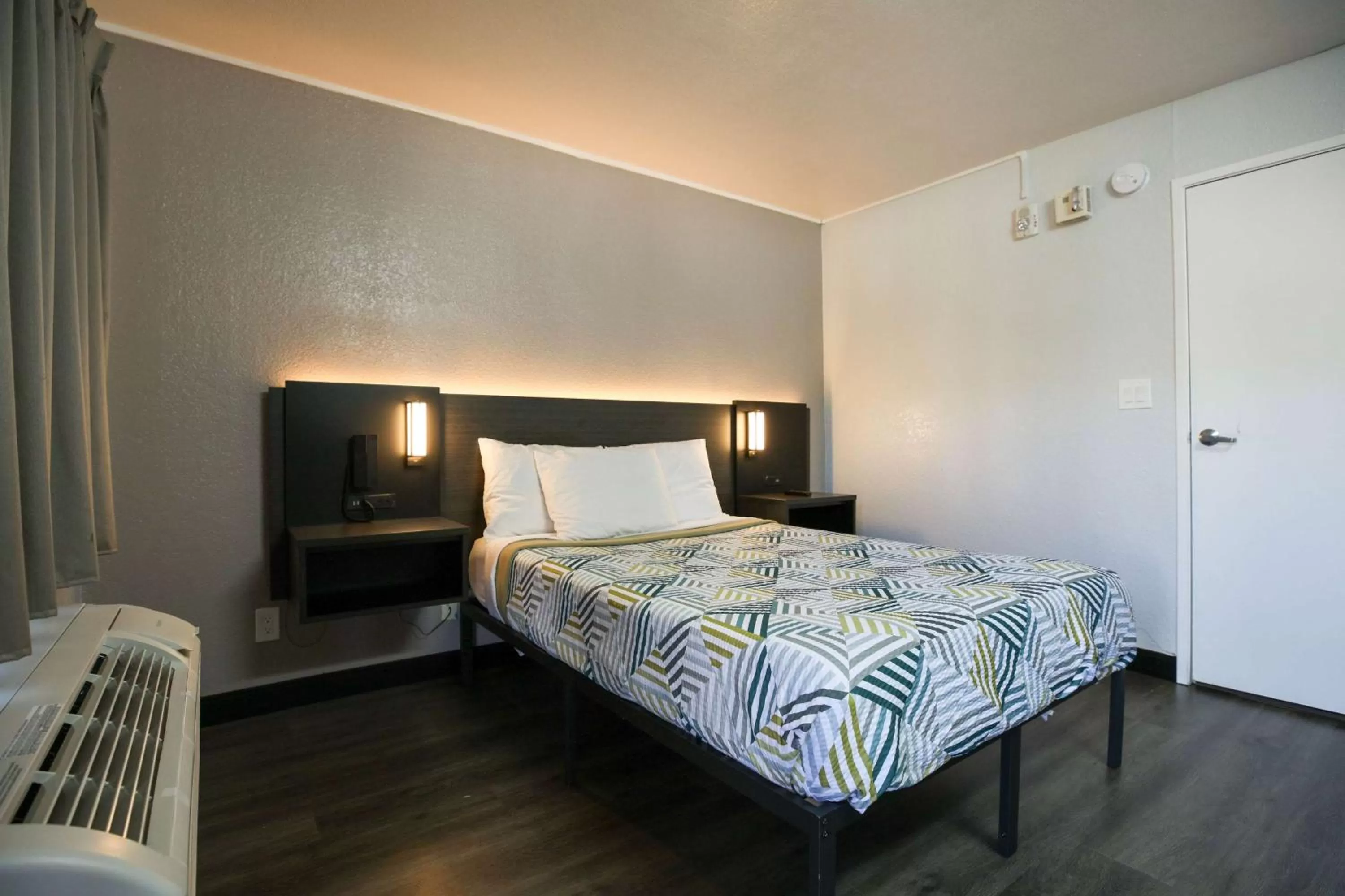Bedroom, Bed in Motel 6-Sacramento, CA - Central