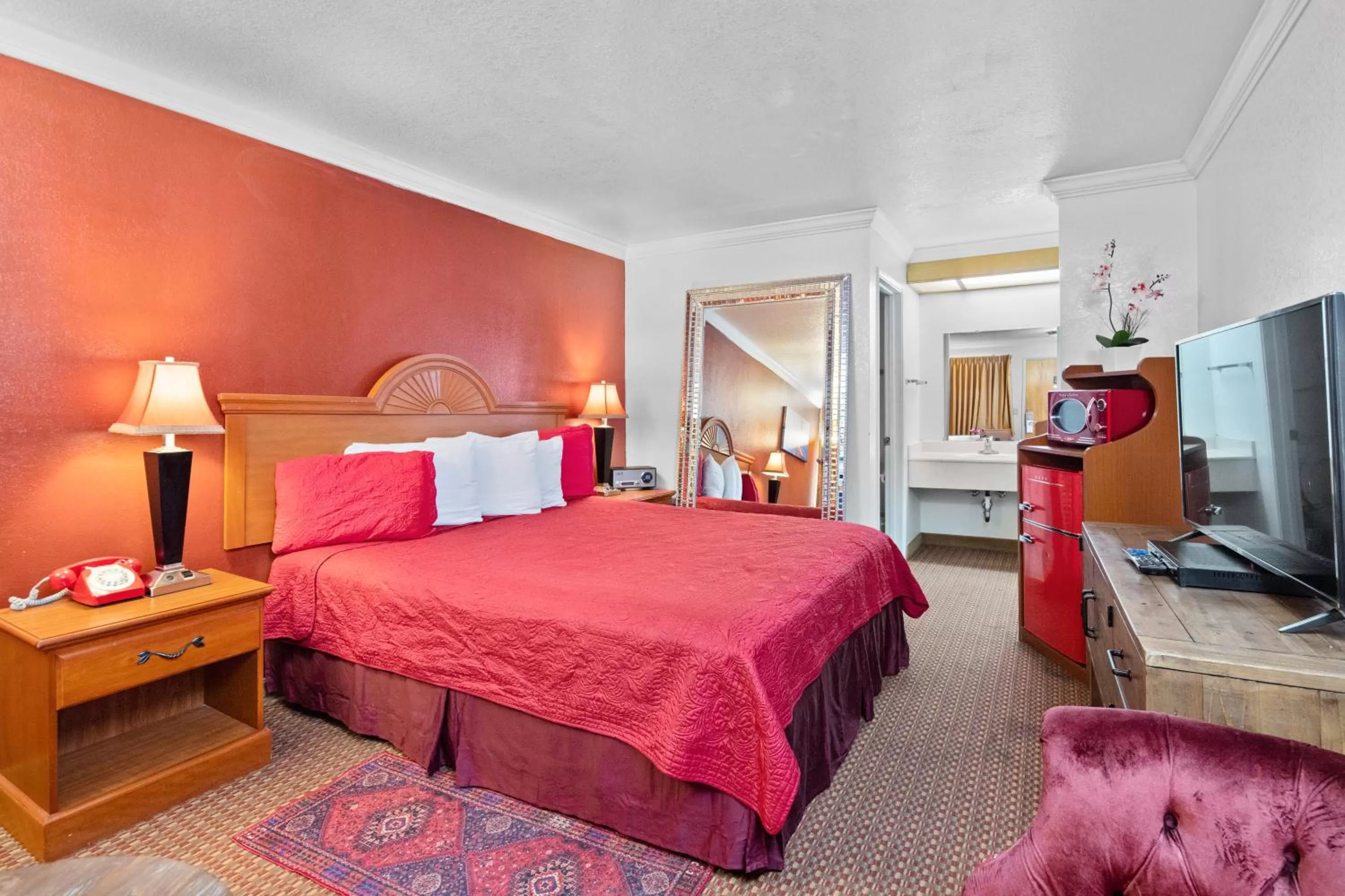 Photo of the whole room, Bed in Americana Inn Motel