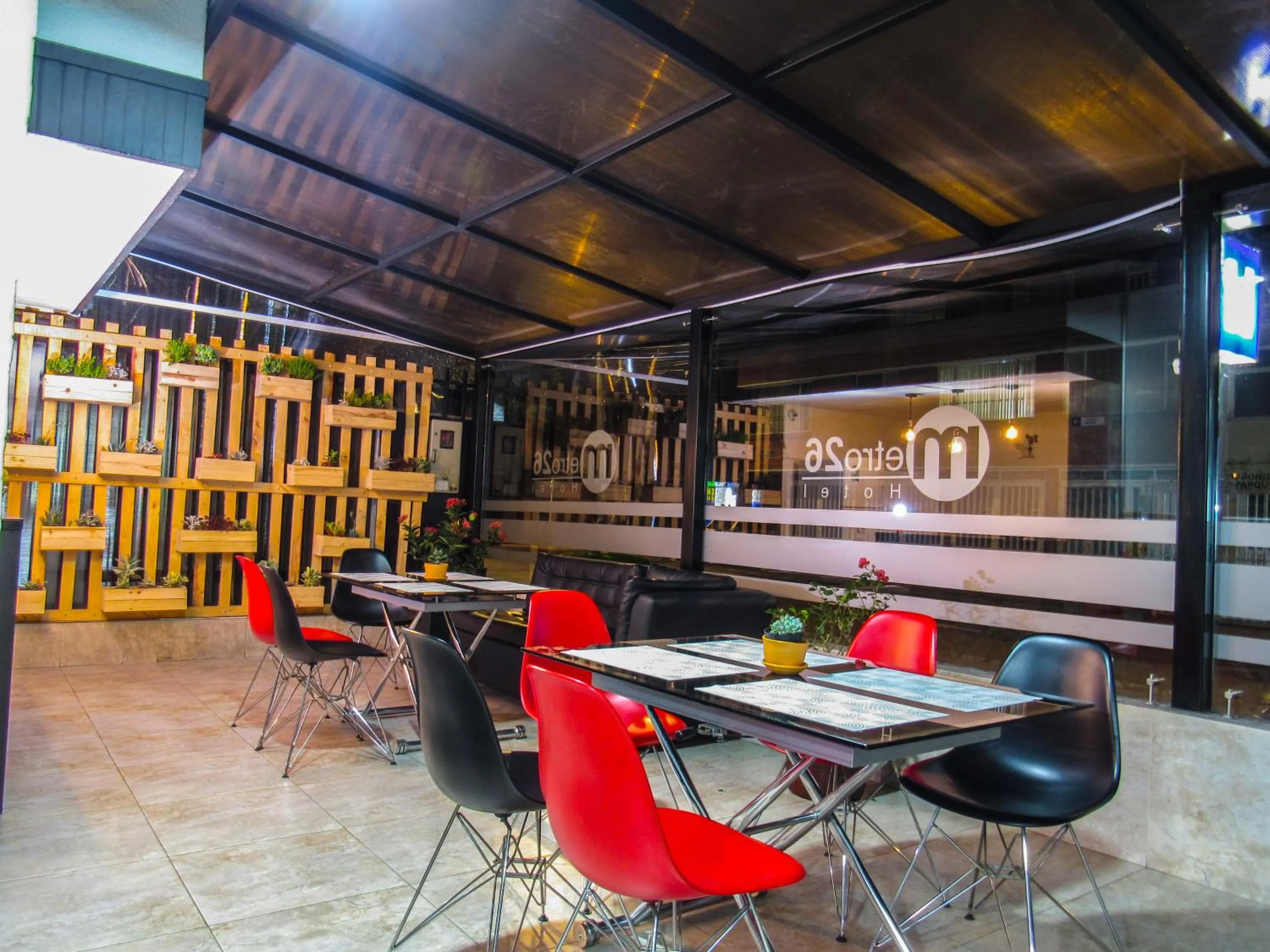 Restaurant/places to eat in Hotel Metro 26