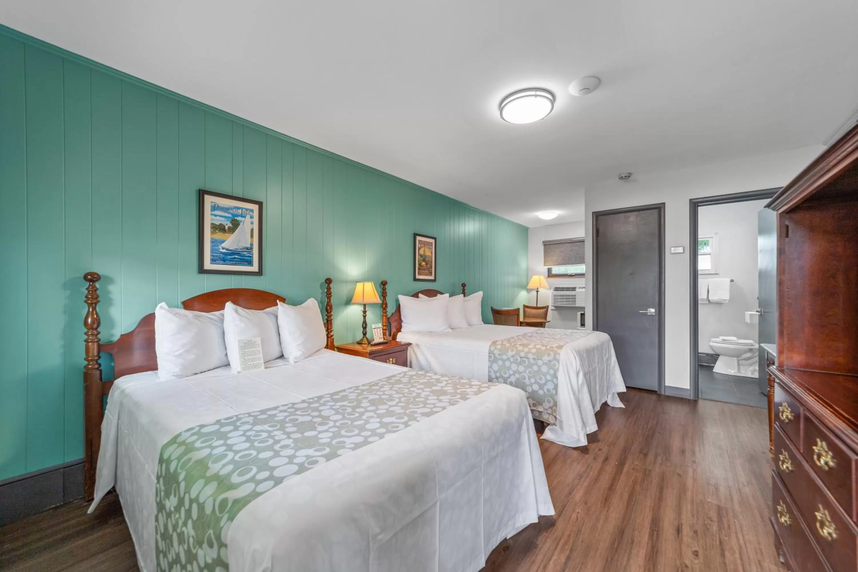 Bedroom, Bed in Glass House Inn Erie Near I-90 & I-79