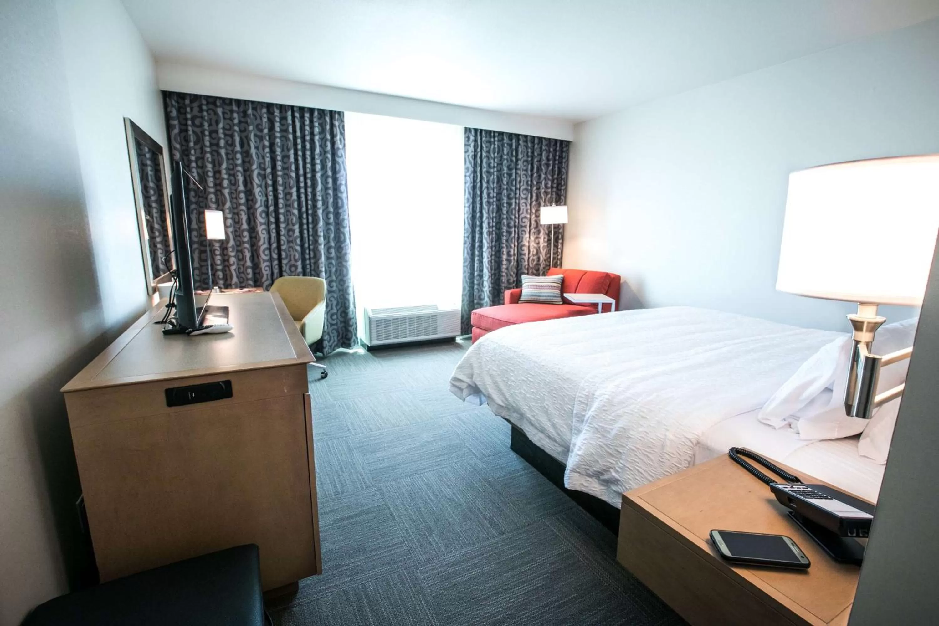 Bed in Hampton Inn & Suites Tempe/Phoenix Airport, Az