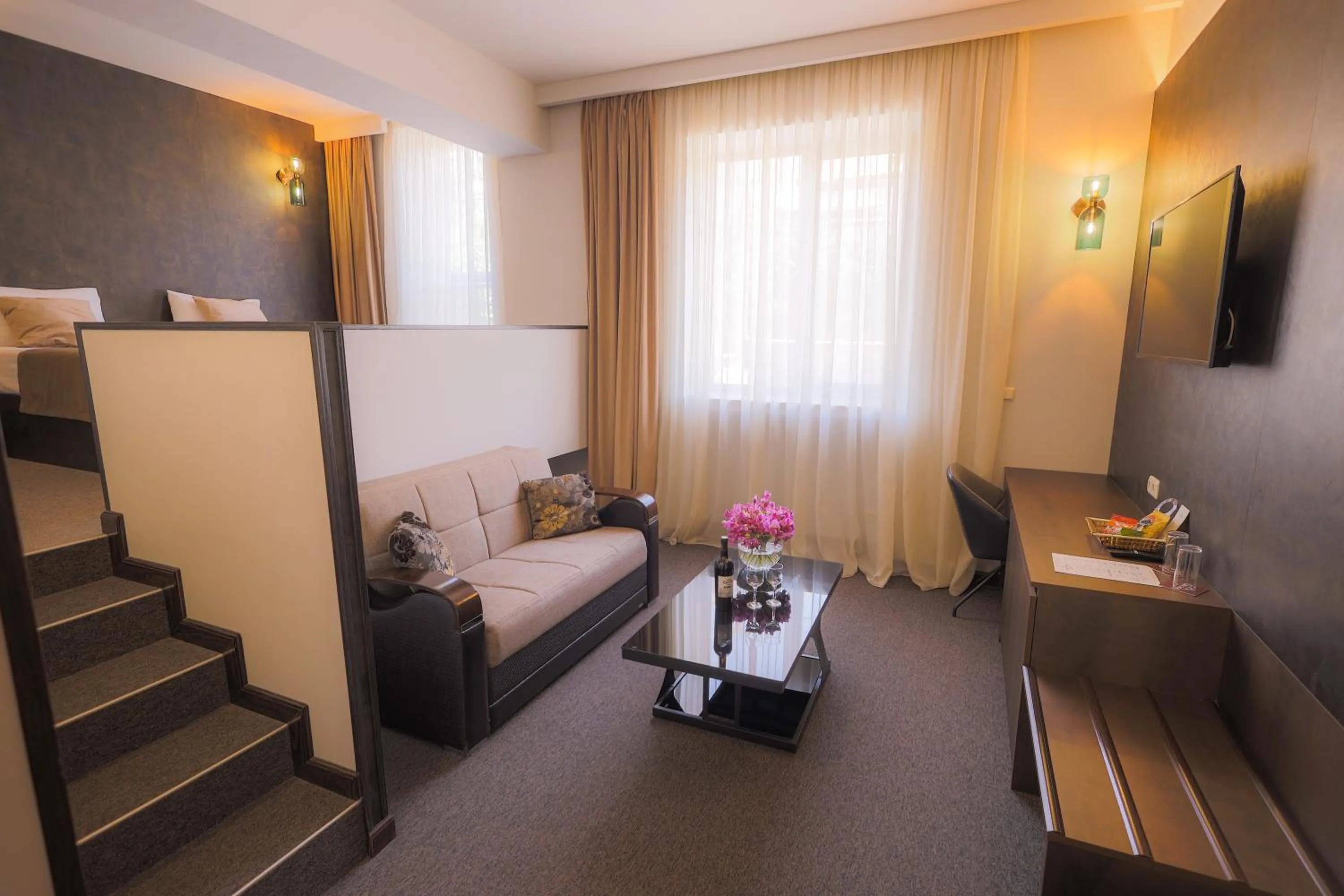 Photo of the whole room in Cascade Hotel