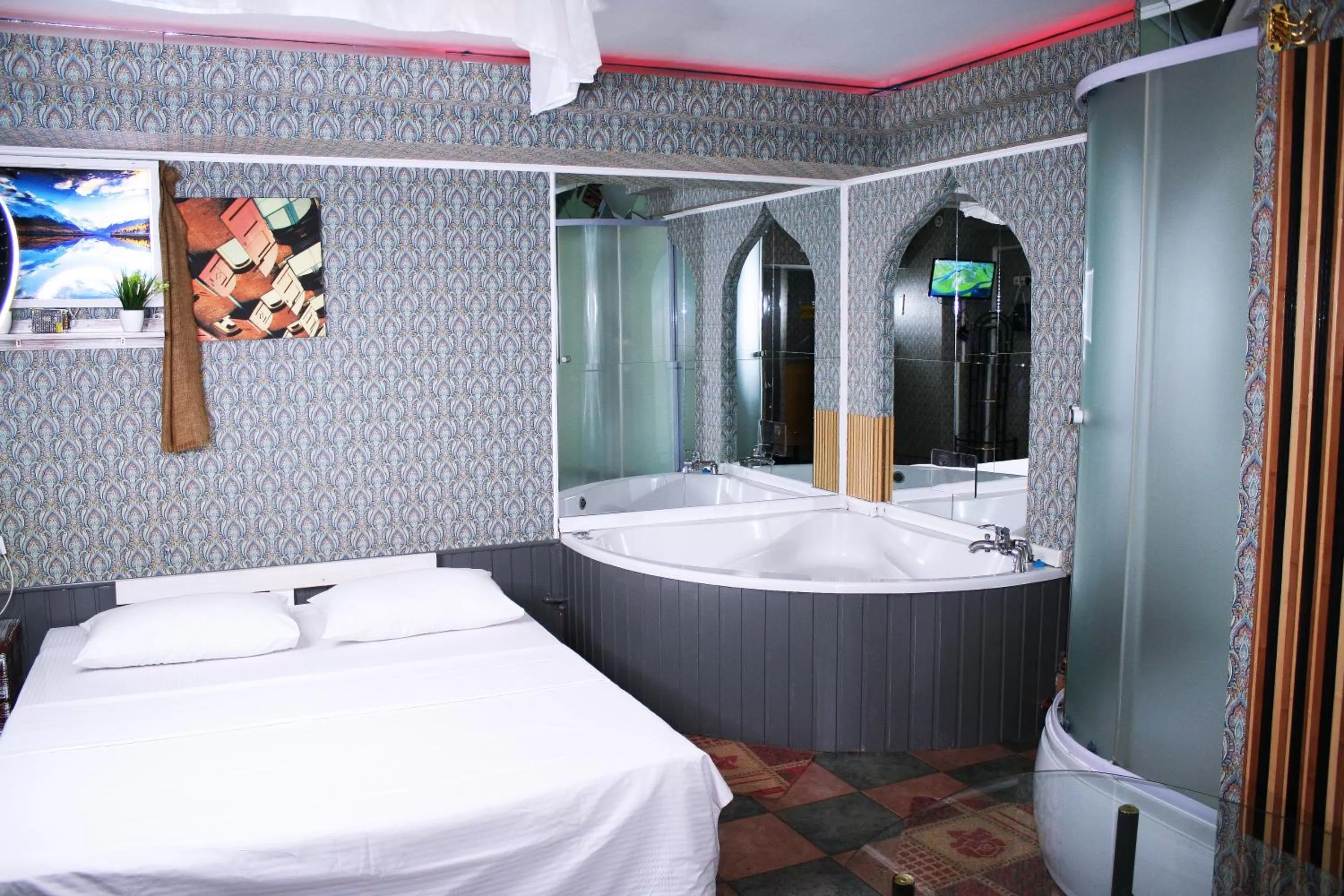 Shower, Bed in MAMBA HOTEL - готель в укритті