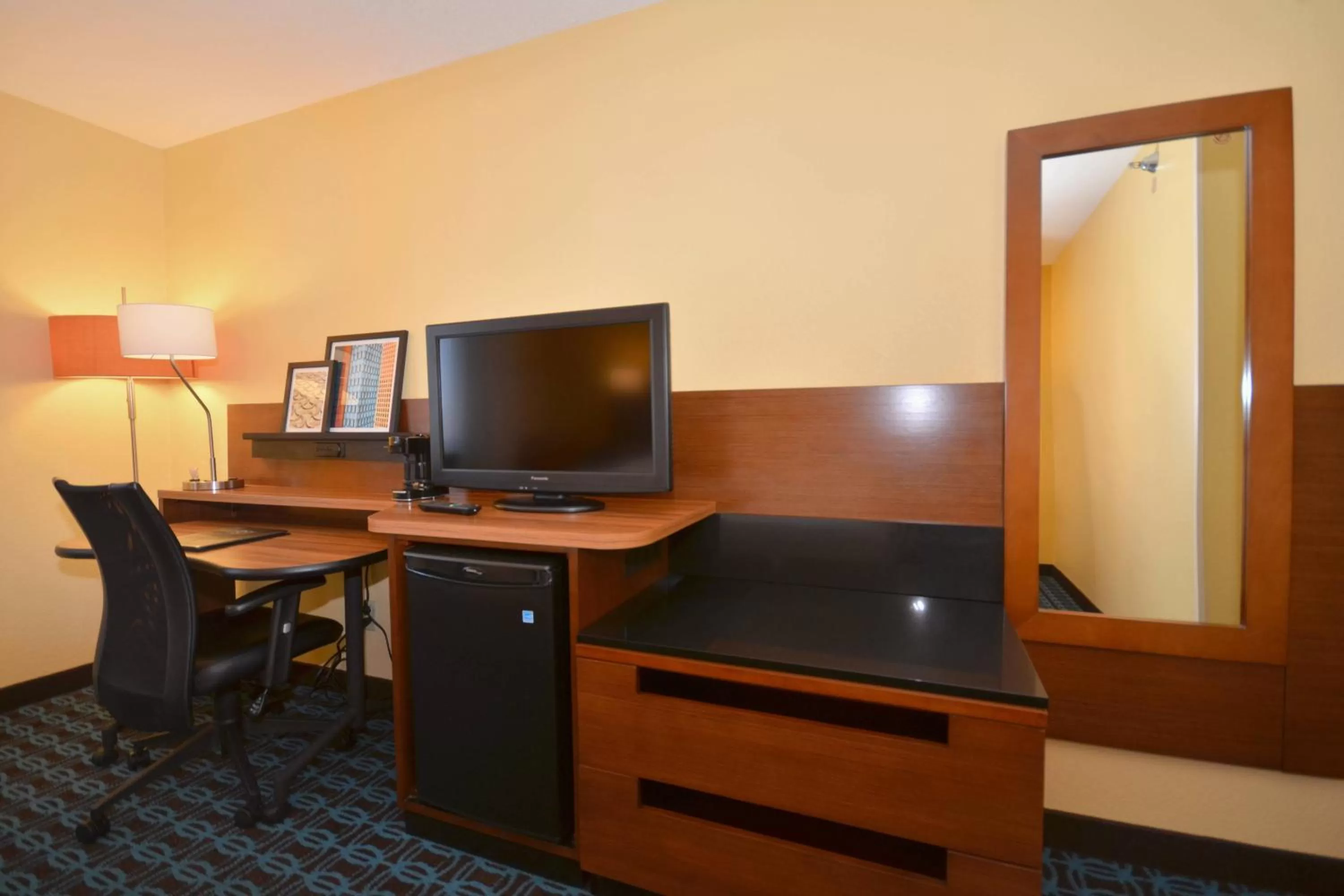 Photo of the whole room, TV/Entertainment Center in Freedom Inn