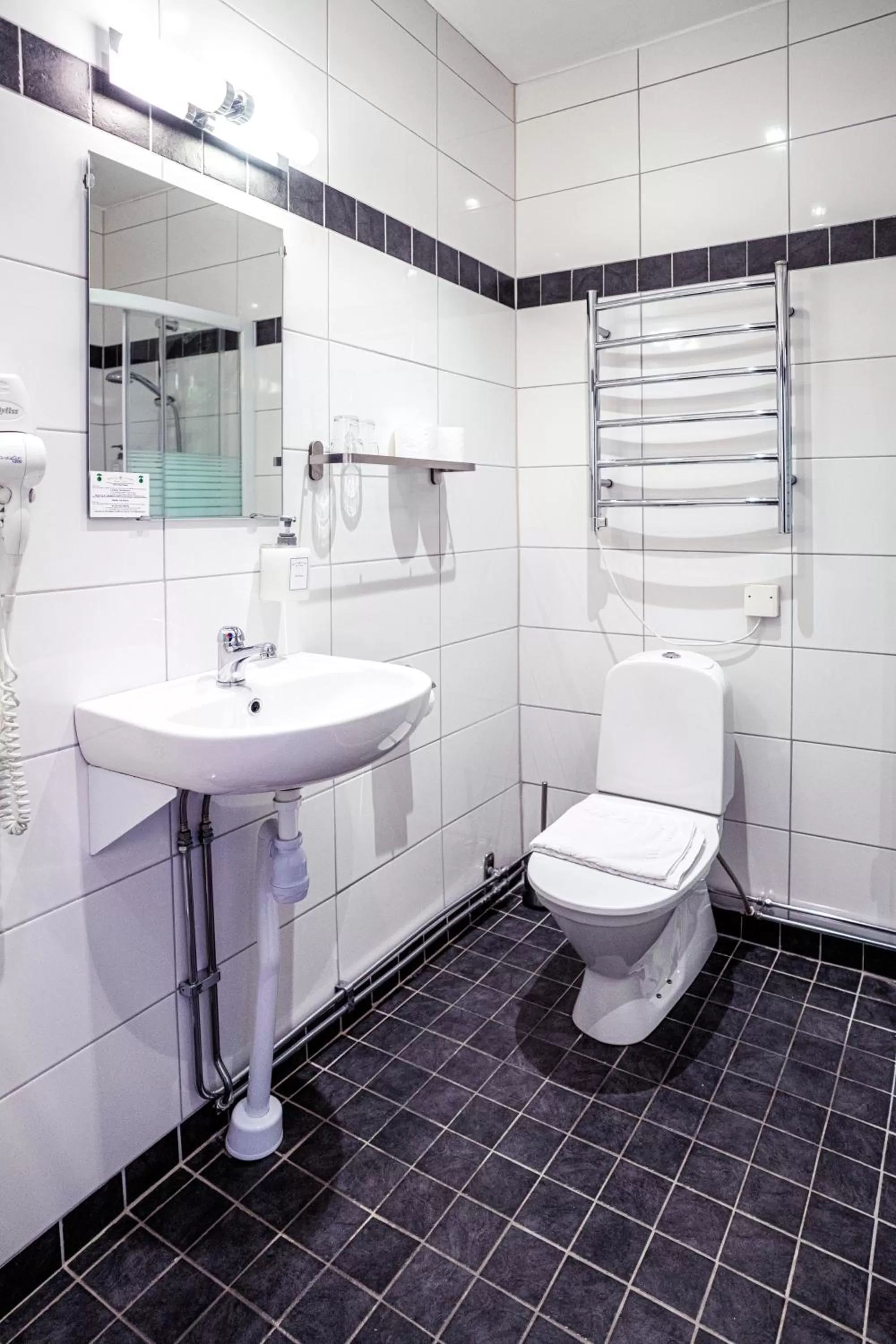 Shower in Queen's Hotel by First Hotels