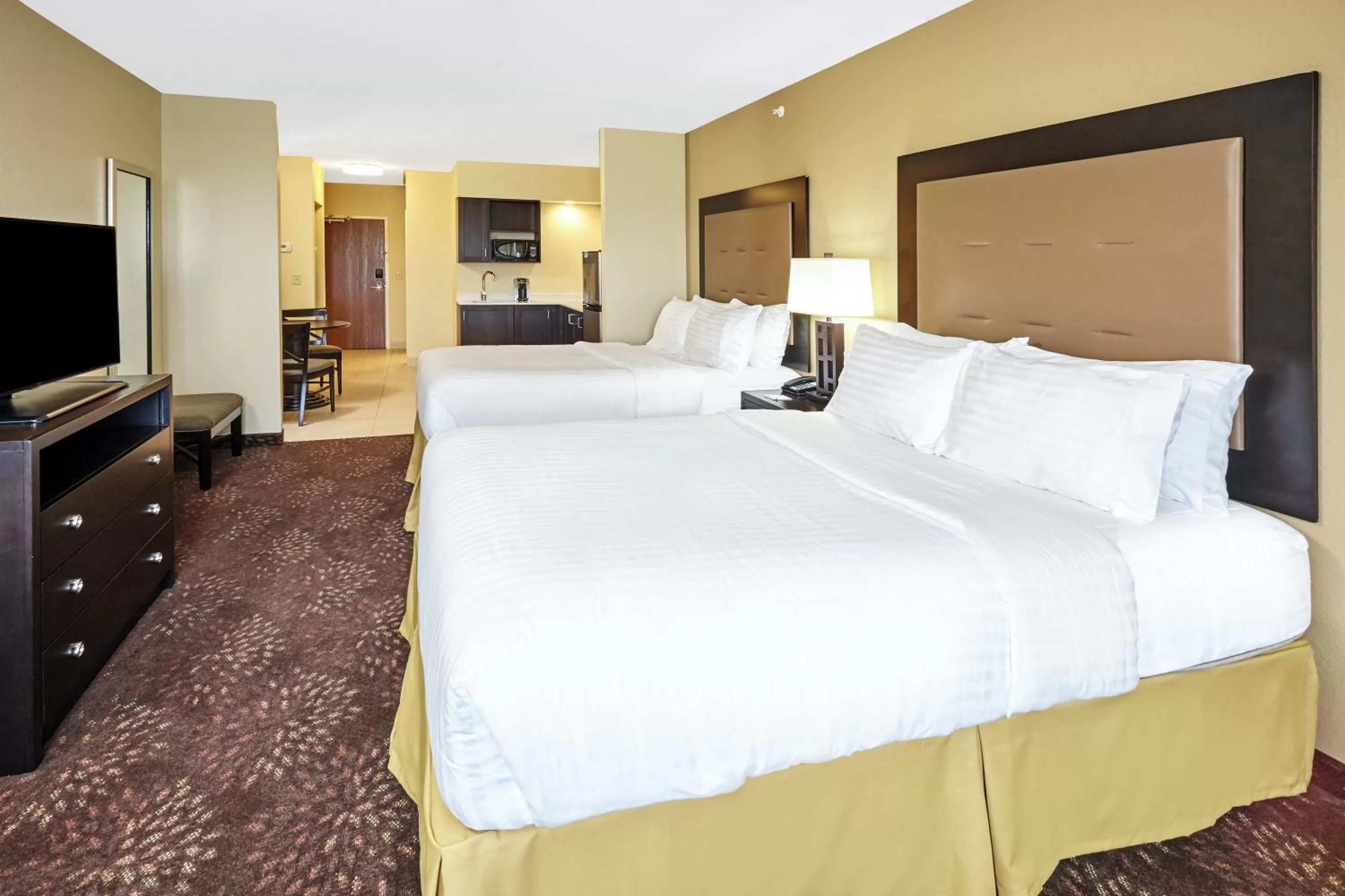 Photo of the whole room, Bed in Holiday Inn Express & Suites Sandusky by IHG