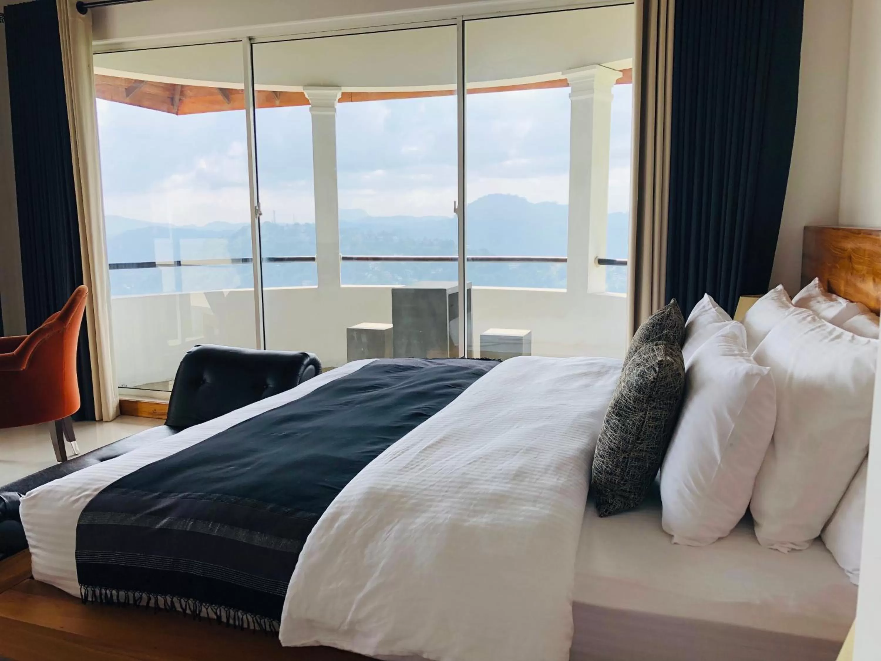 Photo of the whole room, Bed in The Heaven's Villa Kandy