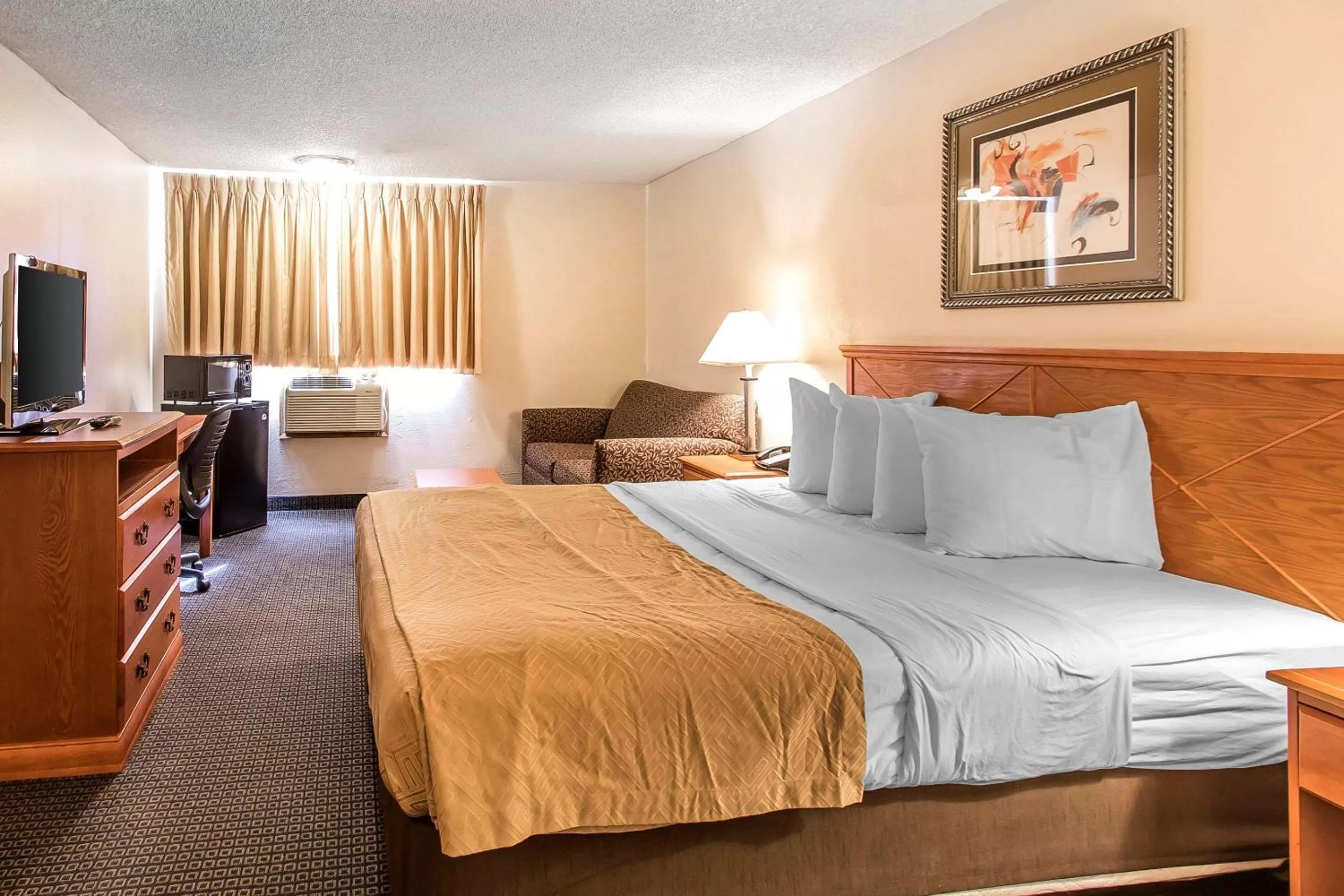 Photo of the whole room, Bed in Econo Lodge Inn & Suites Clinton