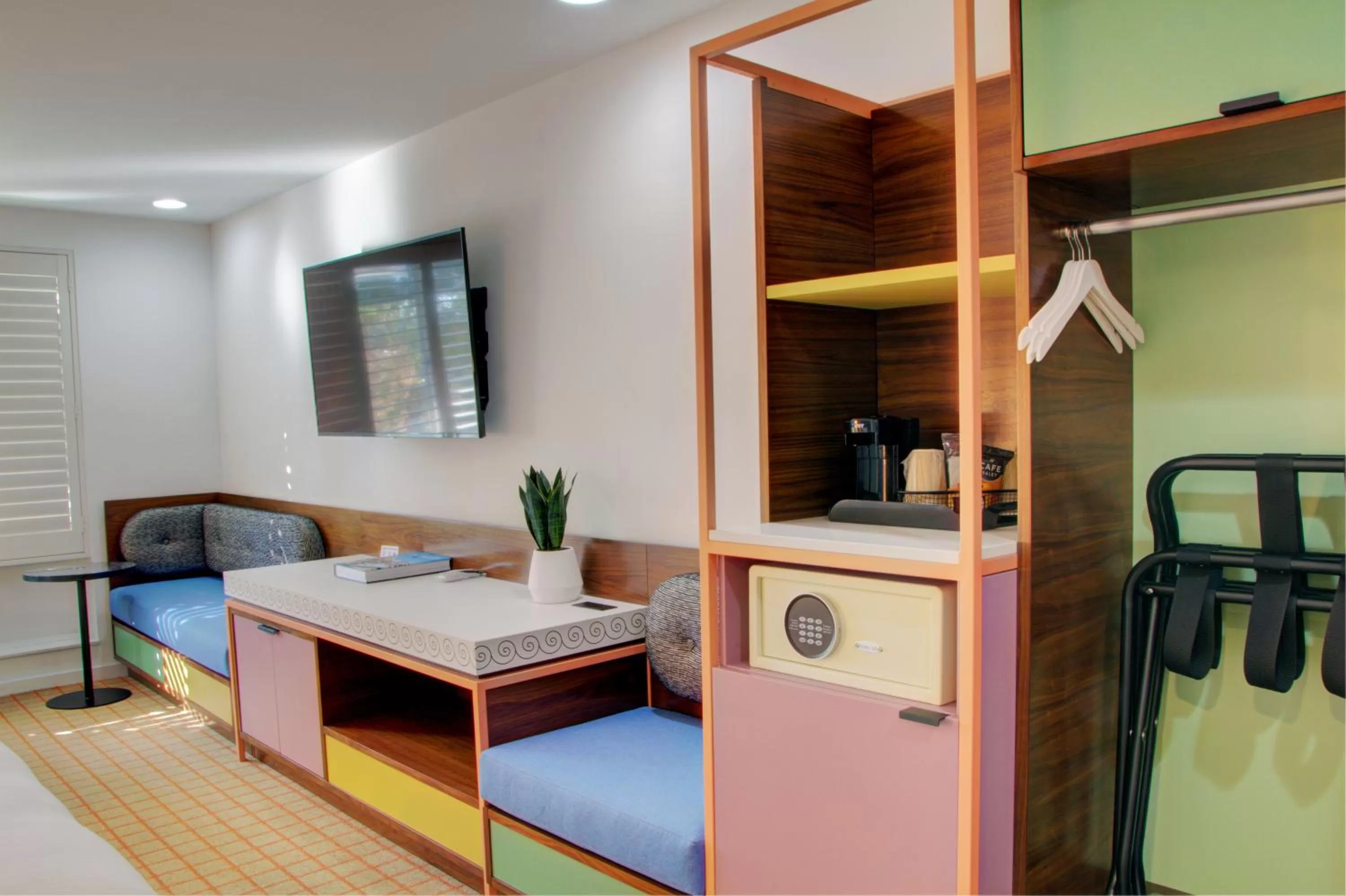 Bed in The Hollywood Franklin Hotel near Universal Studios