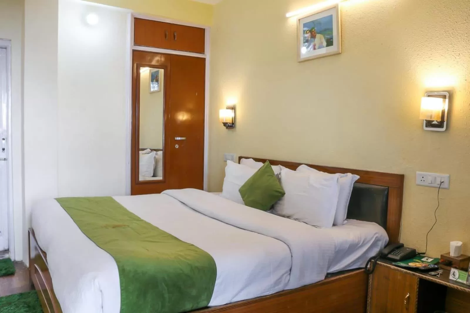 King Room with Balcony in Jakhu Vibes