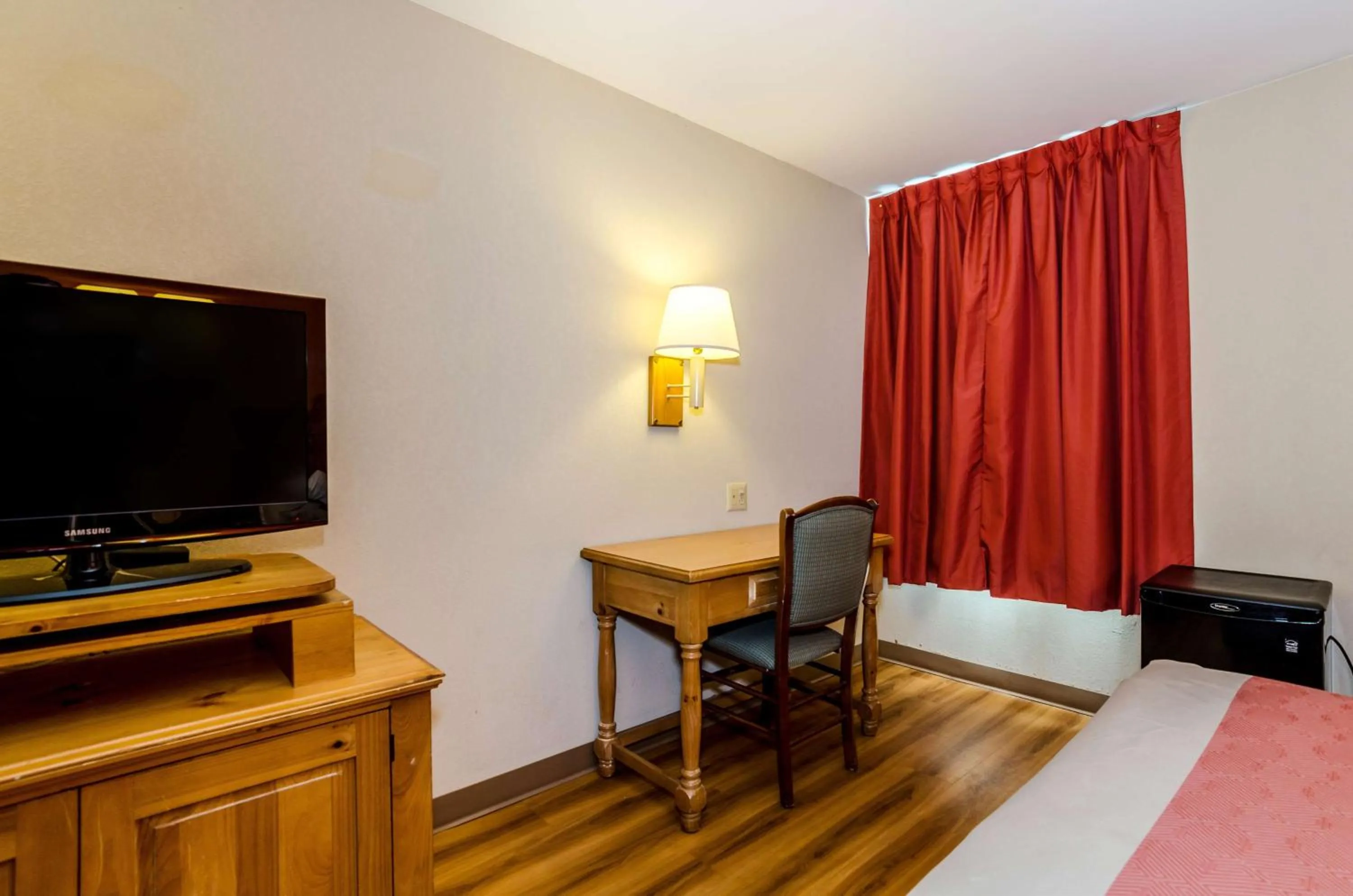 TV and multimedia, Bed in Motel 6-Newark, DE