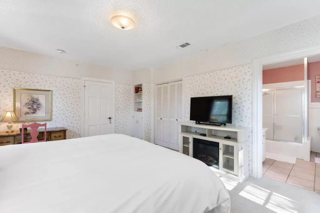 TV/Entertainment Center in Presidents House B & B