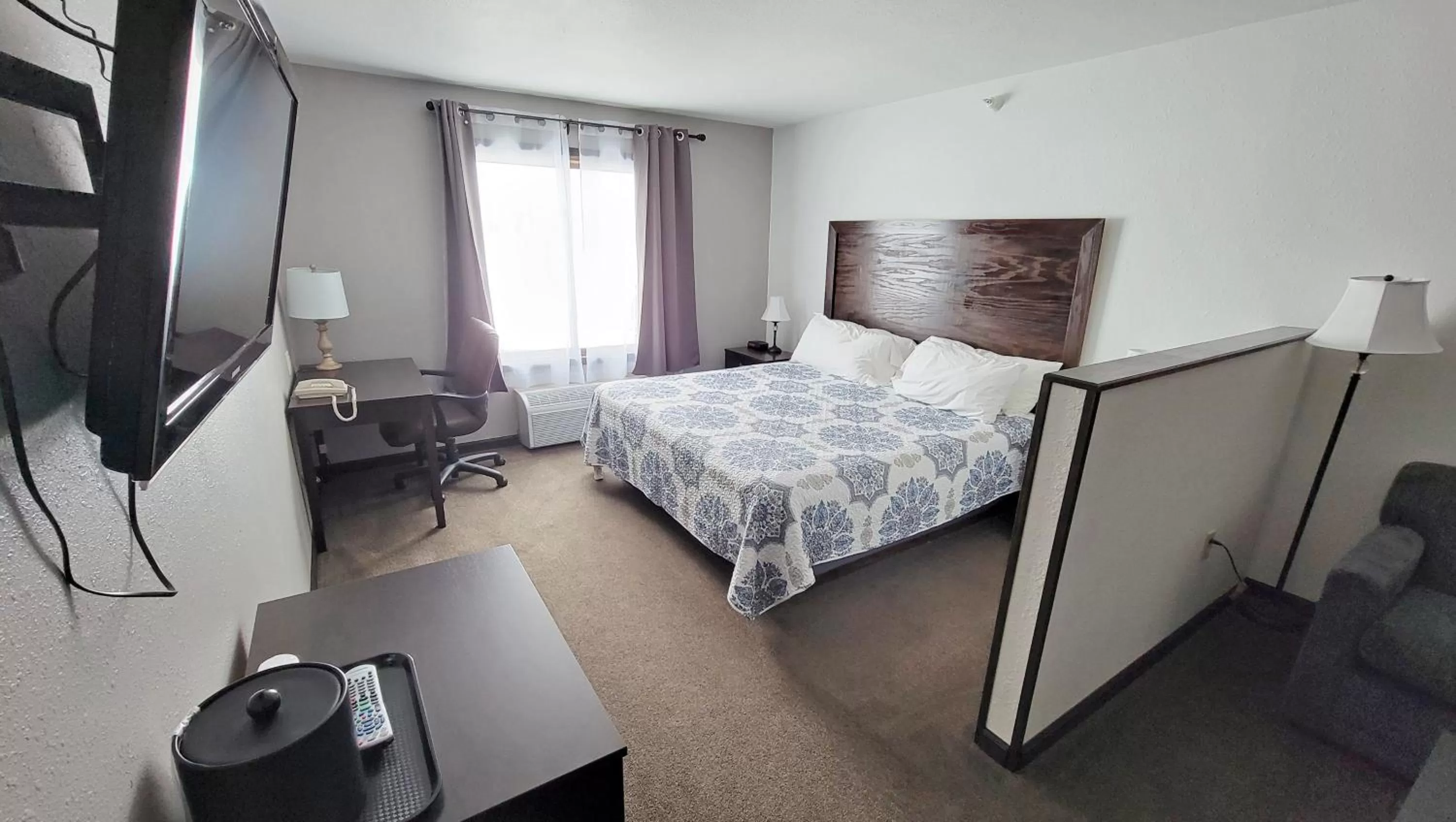 Photo of the whole room, Bed in Jasper Ridge Inn Ishpeming