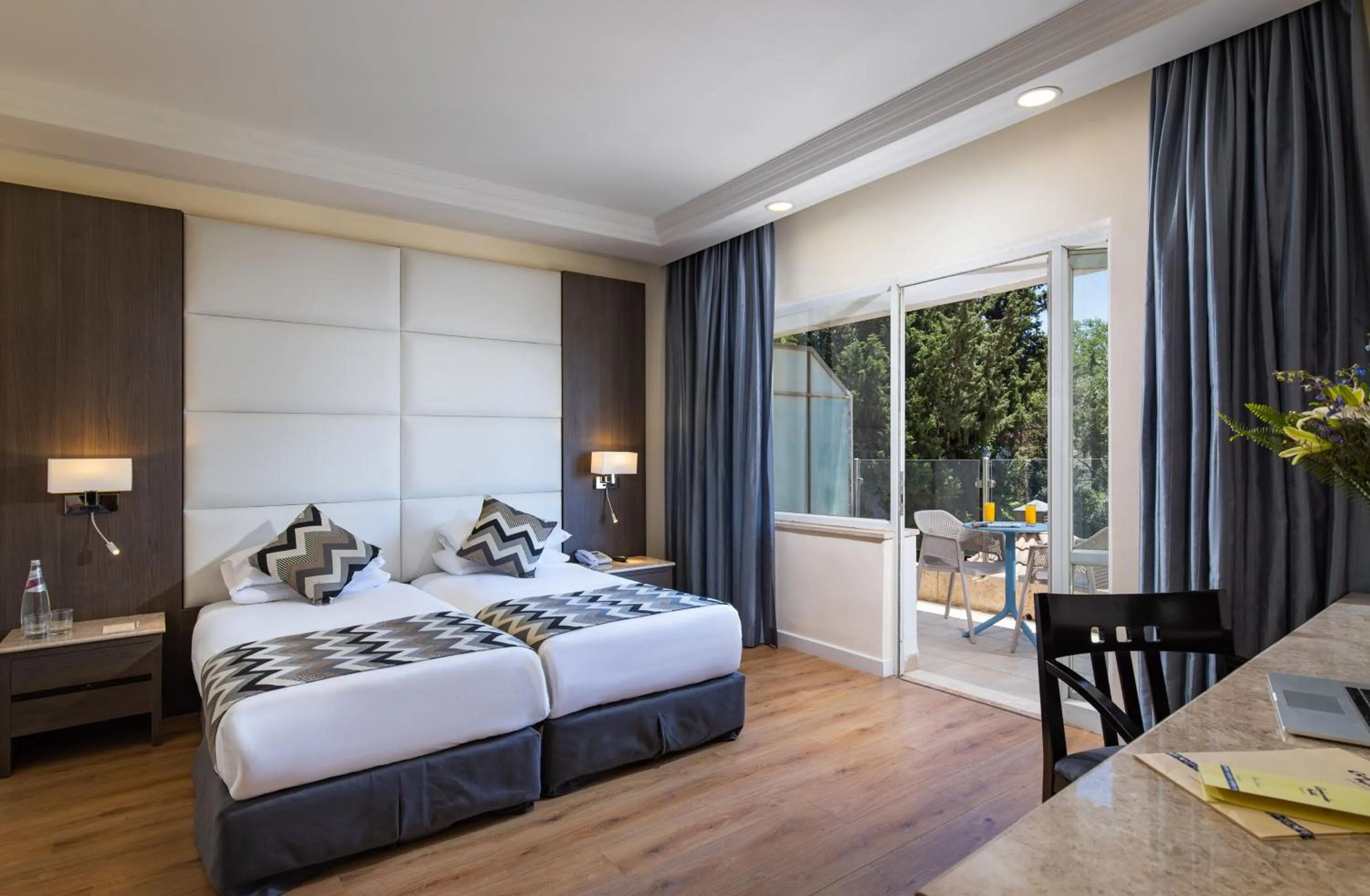 Balcony/Terrace, Bed in Ambassador Hotel