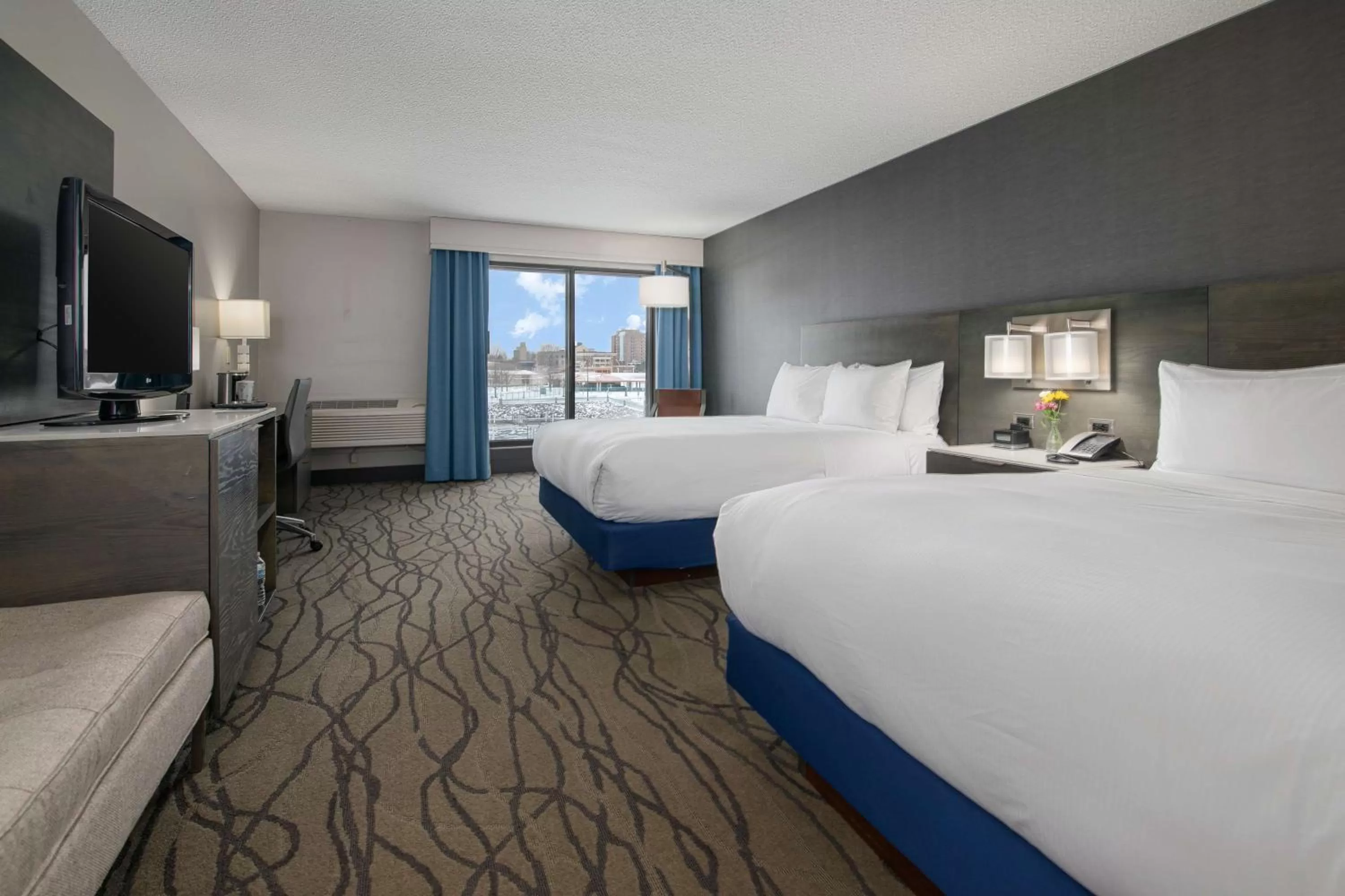 Bed in DoubleTree by Hilton Racine Harbourwalk