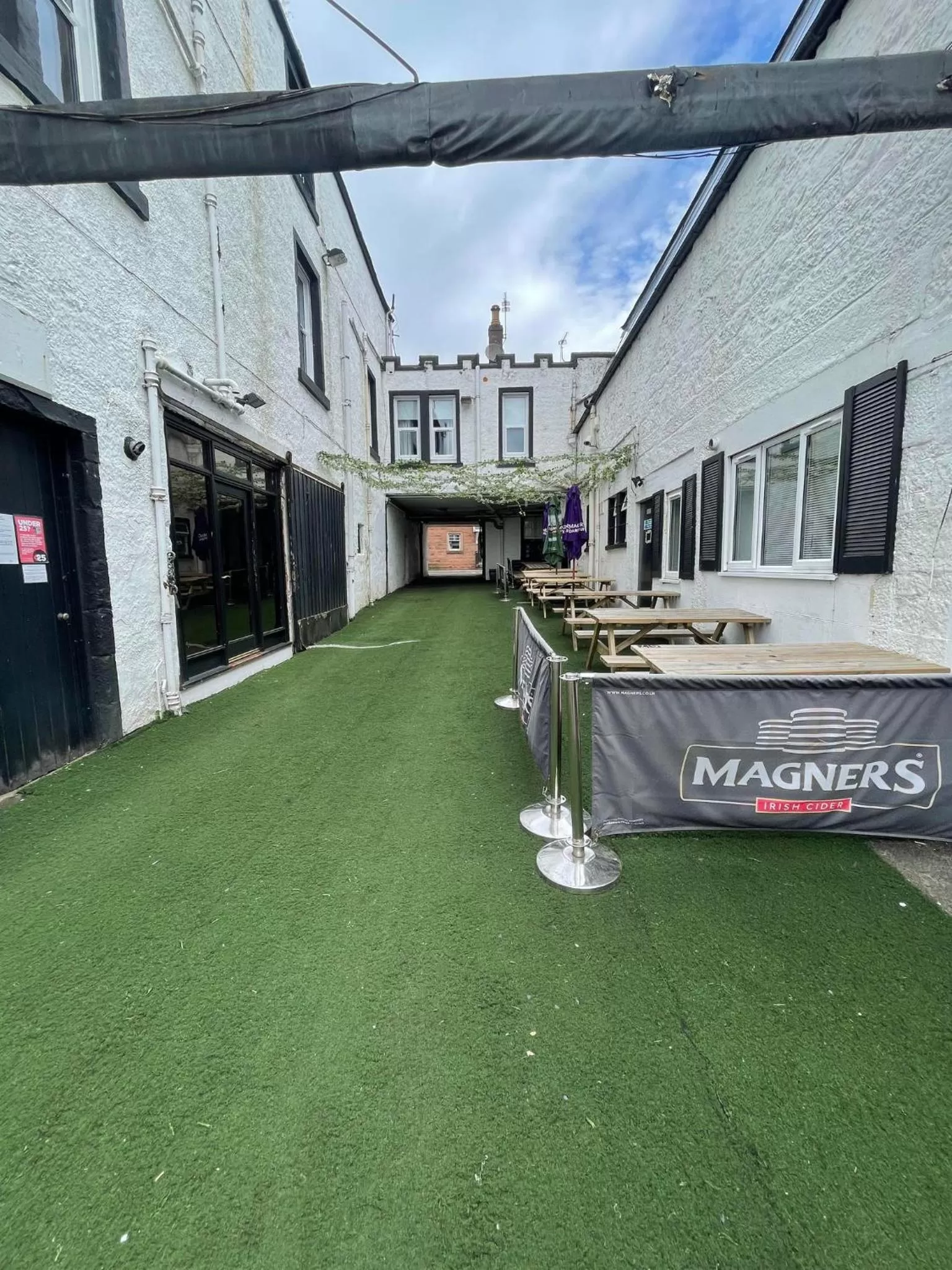 Property building in Airlie Arms Hotel