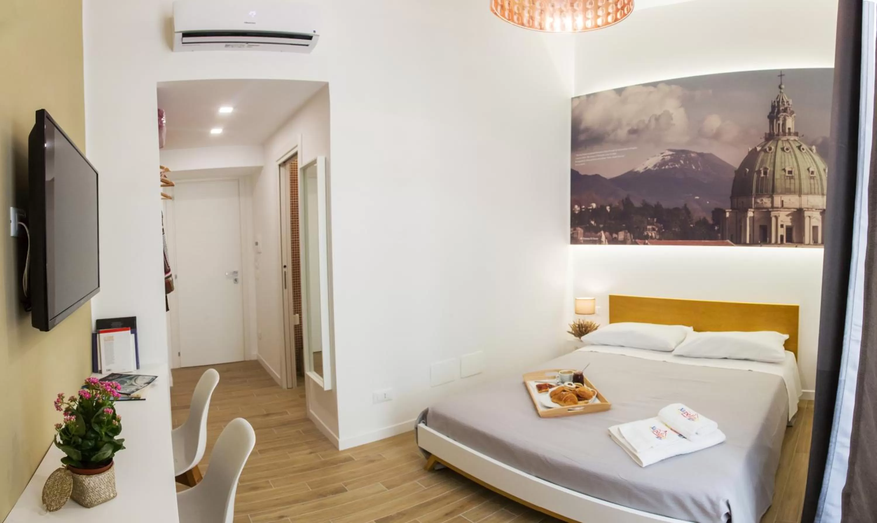 Photo of the whole room, Bed in Napolinn