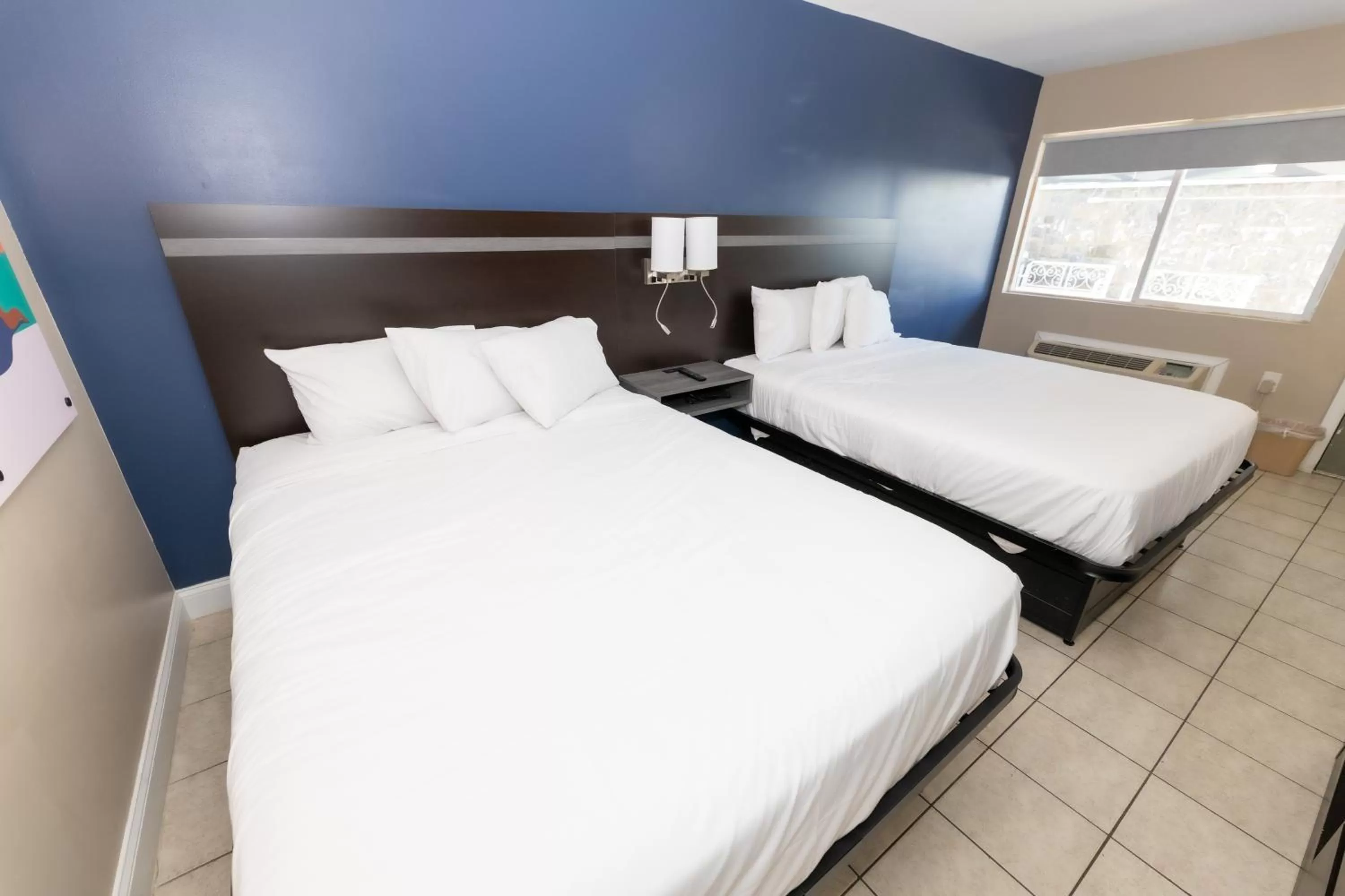 Bed in Seaside Sands Inn