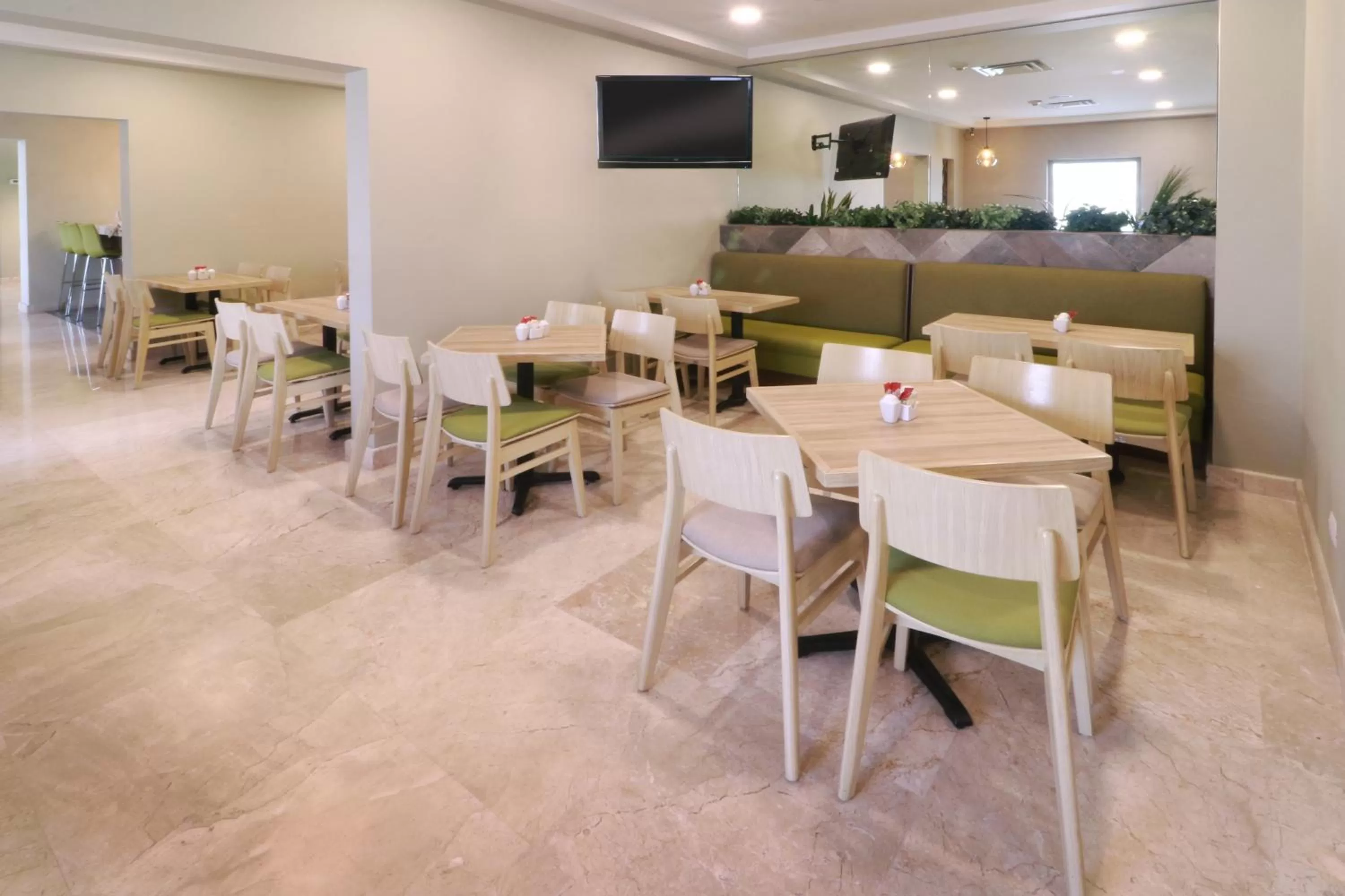 Restaurant/places to eat in Wyndham Garden Monterrey Valle Real