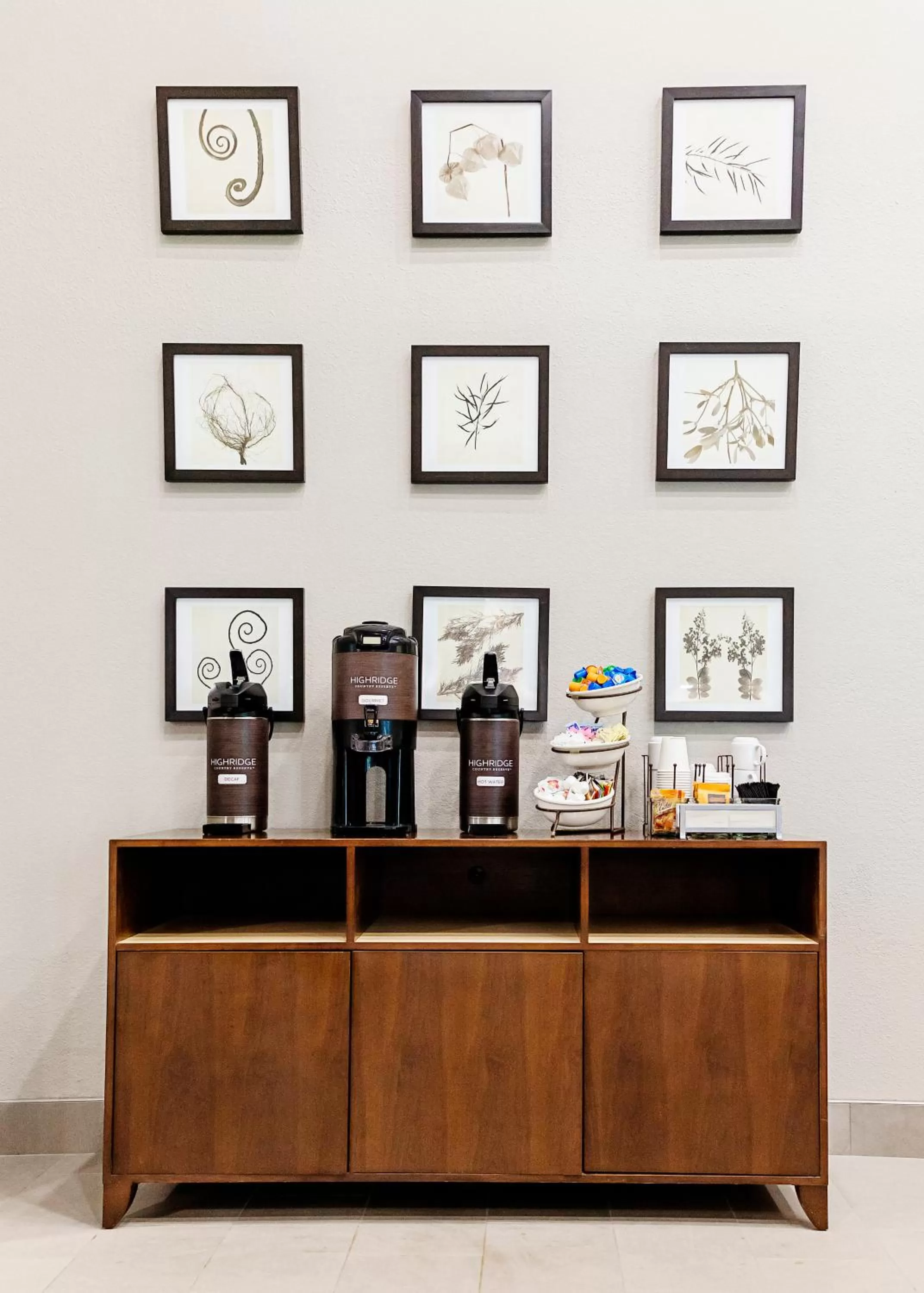 Coffee/tea facilities in Country Inn & Suites by Radisson, Appleton Airport - Fox River Mall Area