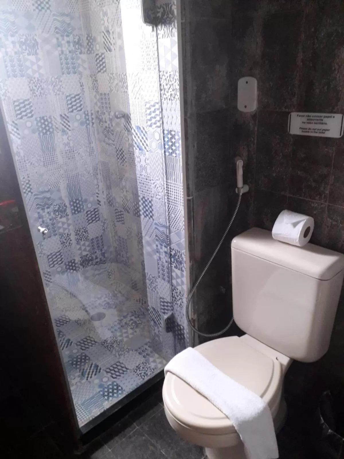 Shower, Bathroom in Sonia Flat Tambaú - Apartamento vista mar no Mano's Royal Hotel