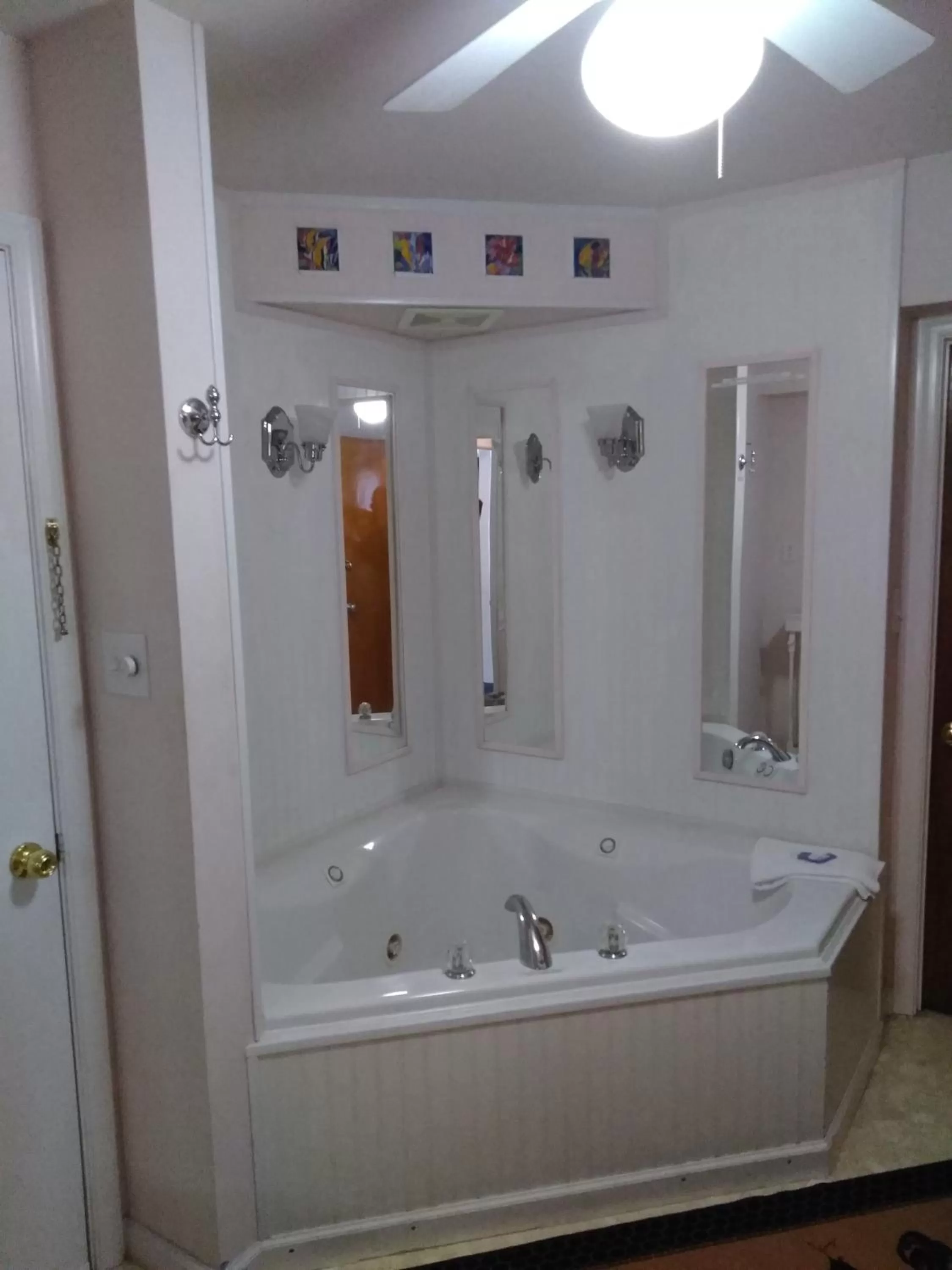 Hot Tub, Bathroom in The Cardinal Inn