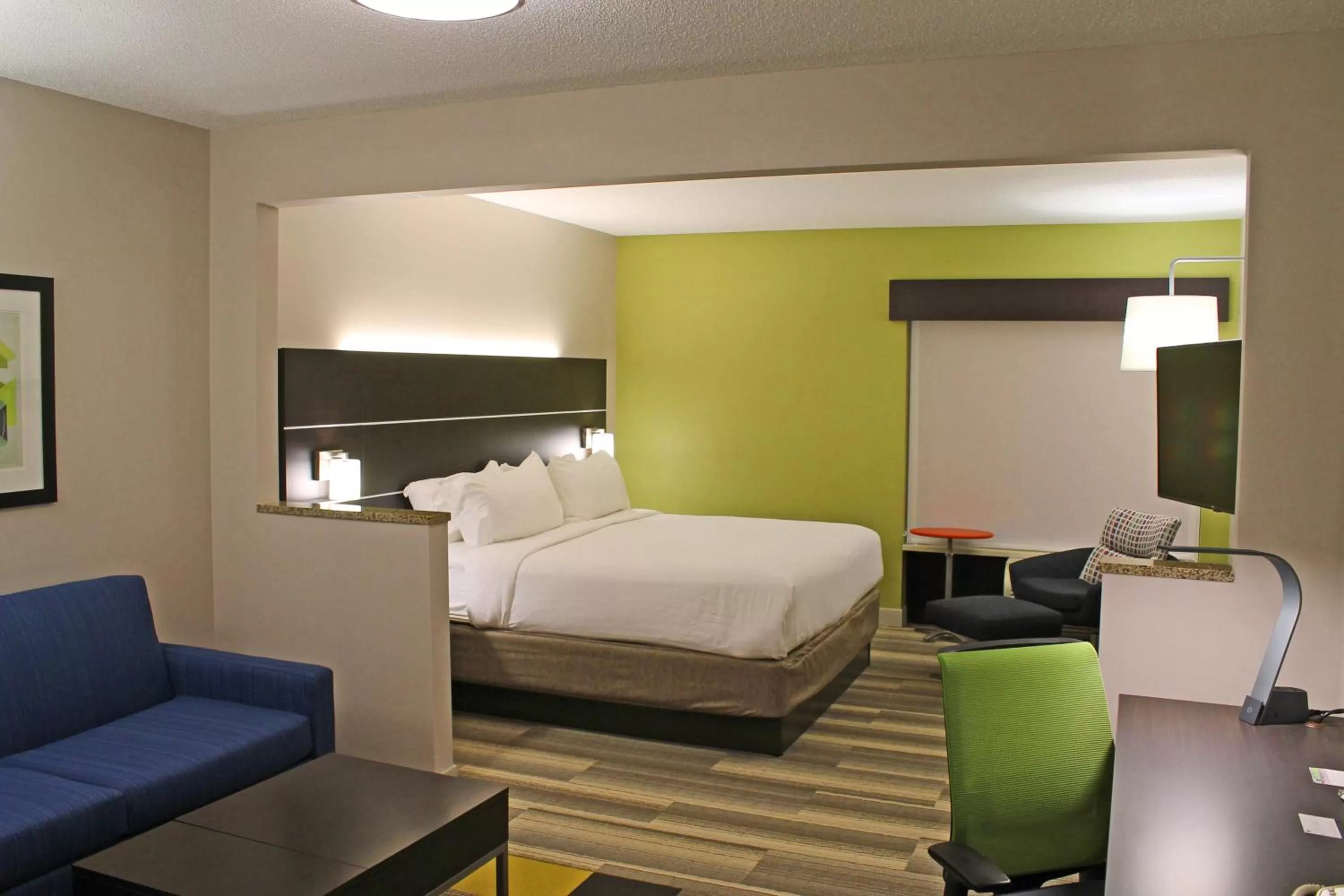 Photo of the whole room, Bed in Holiday Inn Express Hotel & Suites Cape Girardeau I-55 by IHG