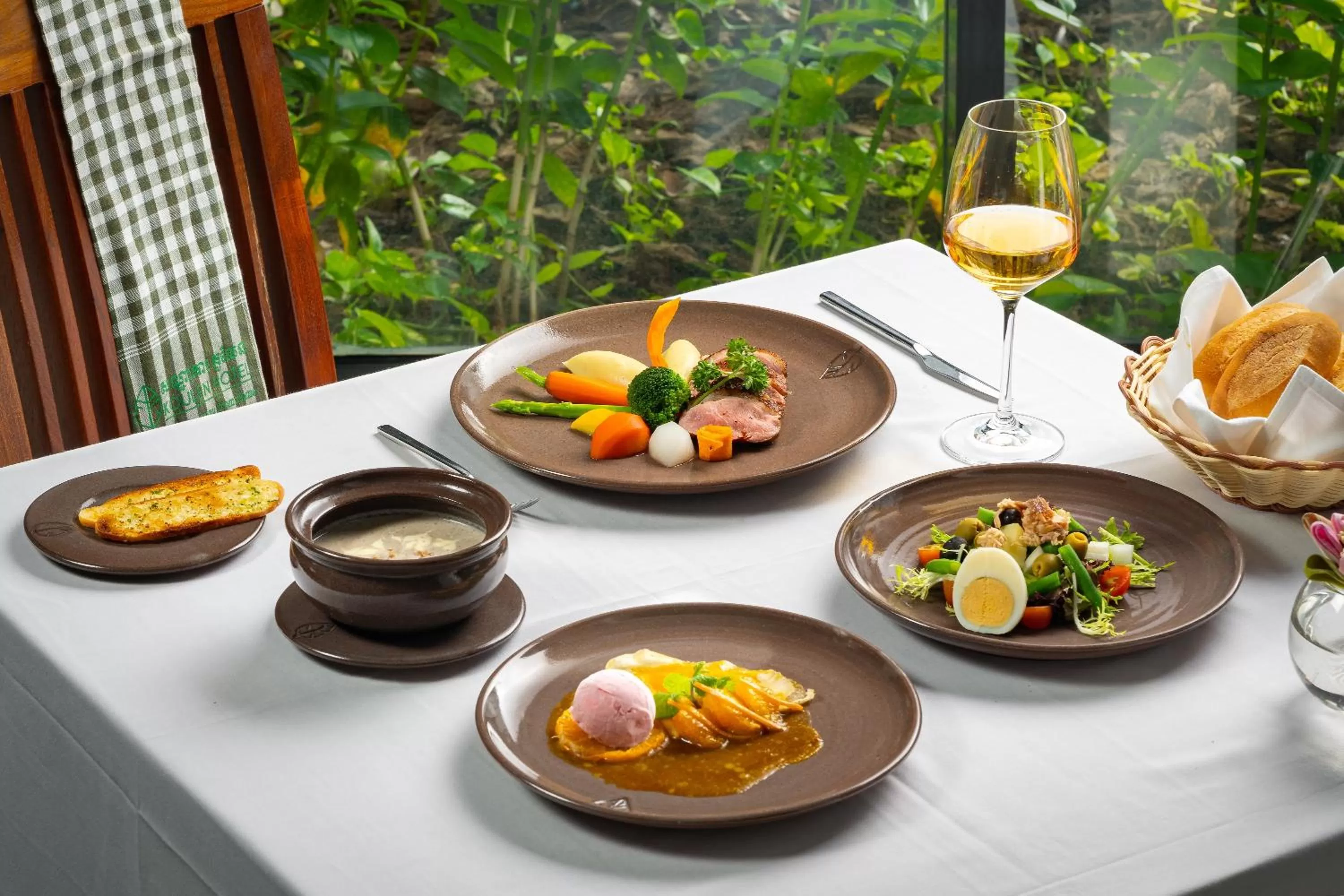 Food and drinks in Koulen Hotel