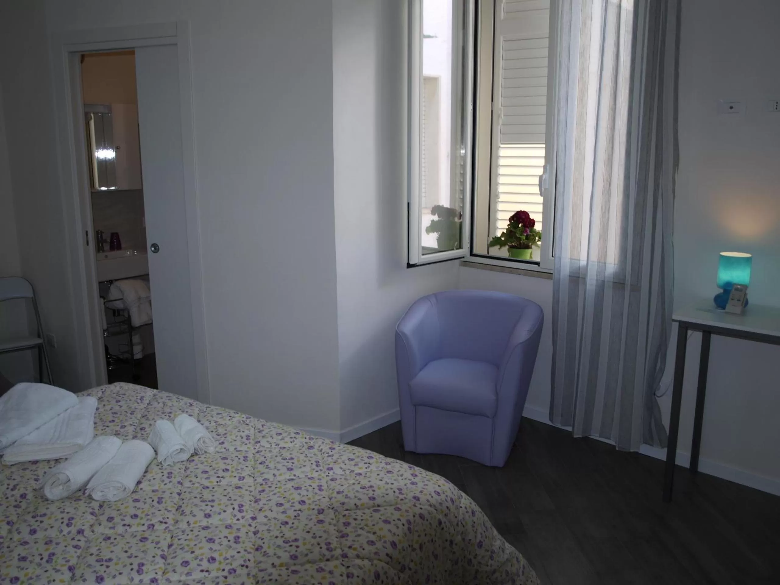 Photo of the whole room, Bed in Dafne Marsala Centro
