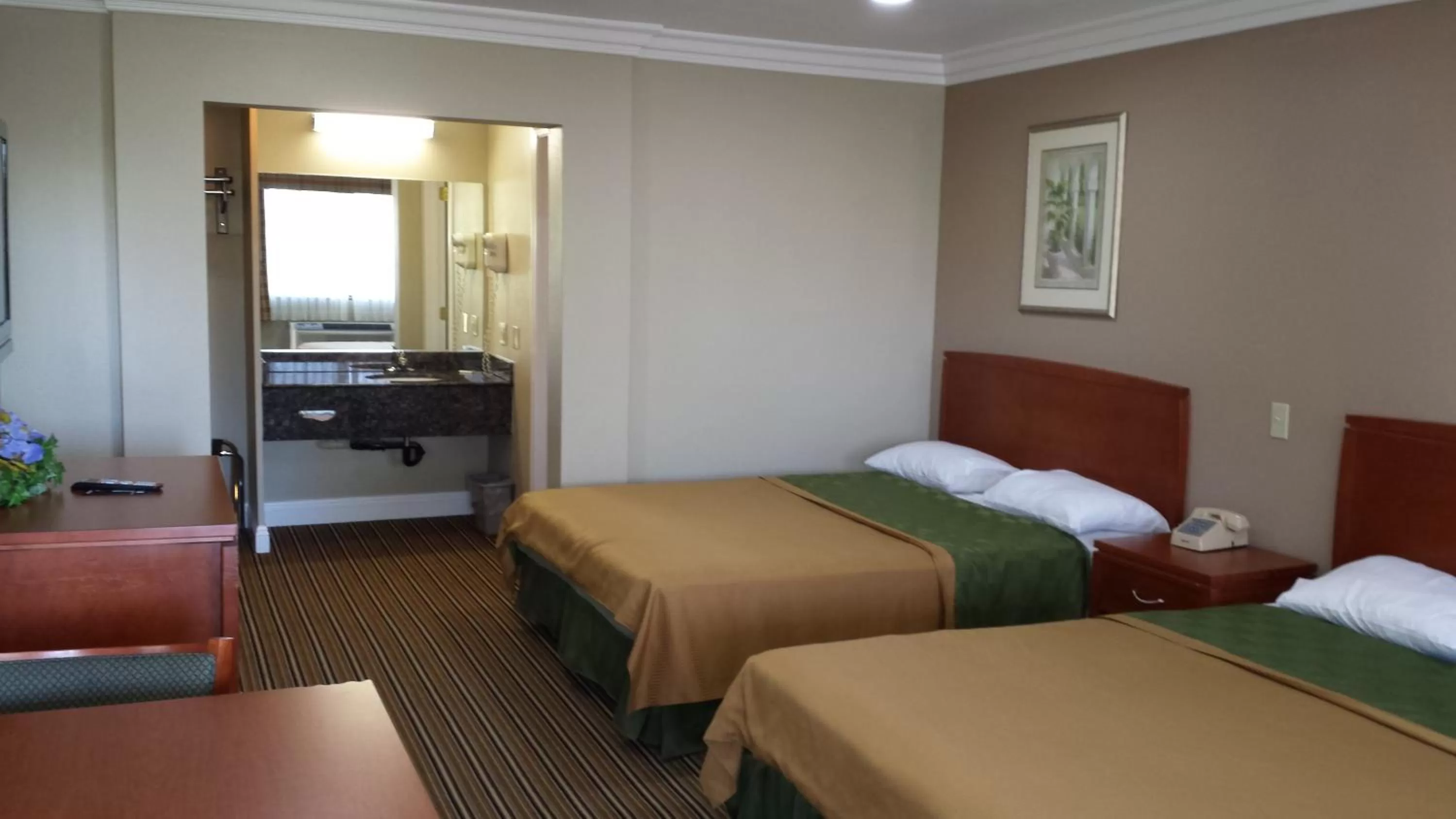 Photo of the whole room, Bed in Regency Inn