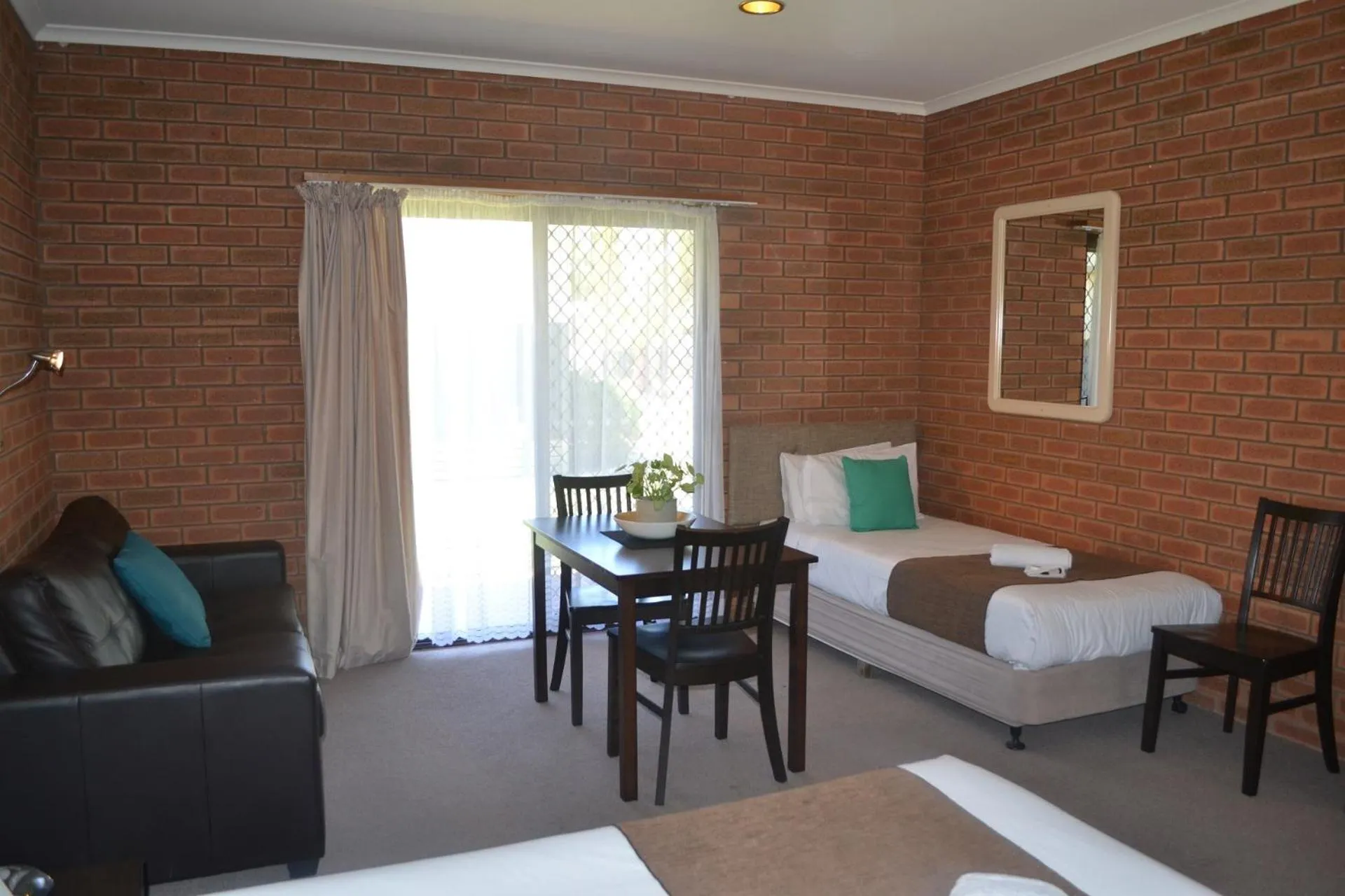 Living room, Bed in Ashleigh Court Motor Inn