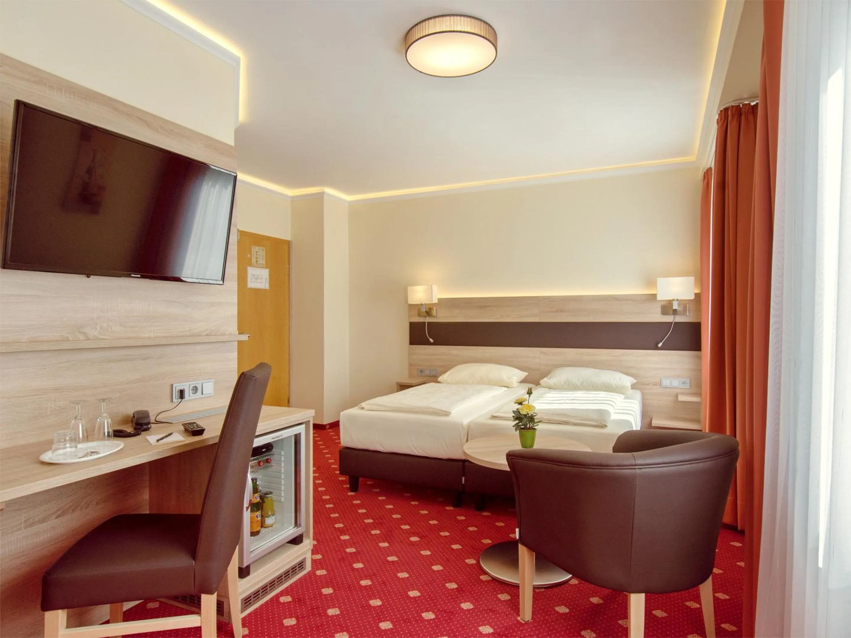 Photo of the whole room, Bed in Hotel Kriemhild am Hirschgarten