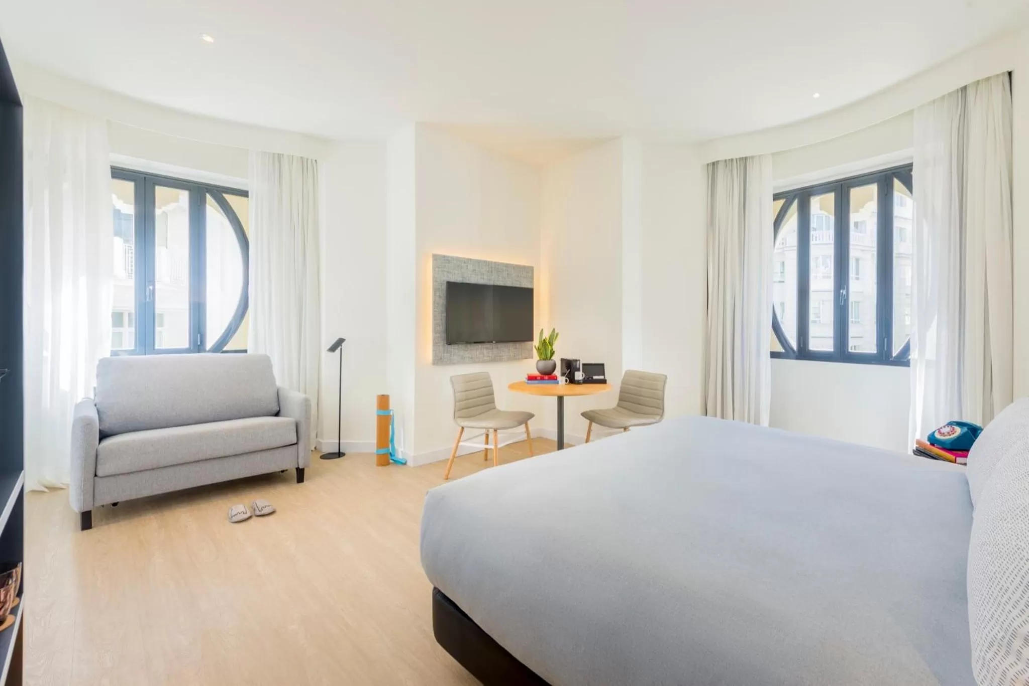 Photo of the whole room, Bed in INNSIDE by Meliá Madrid Gran Vía