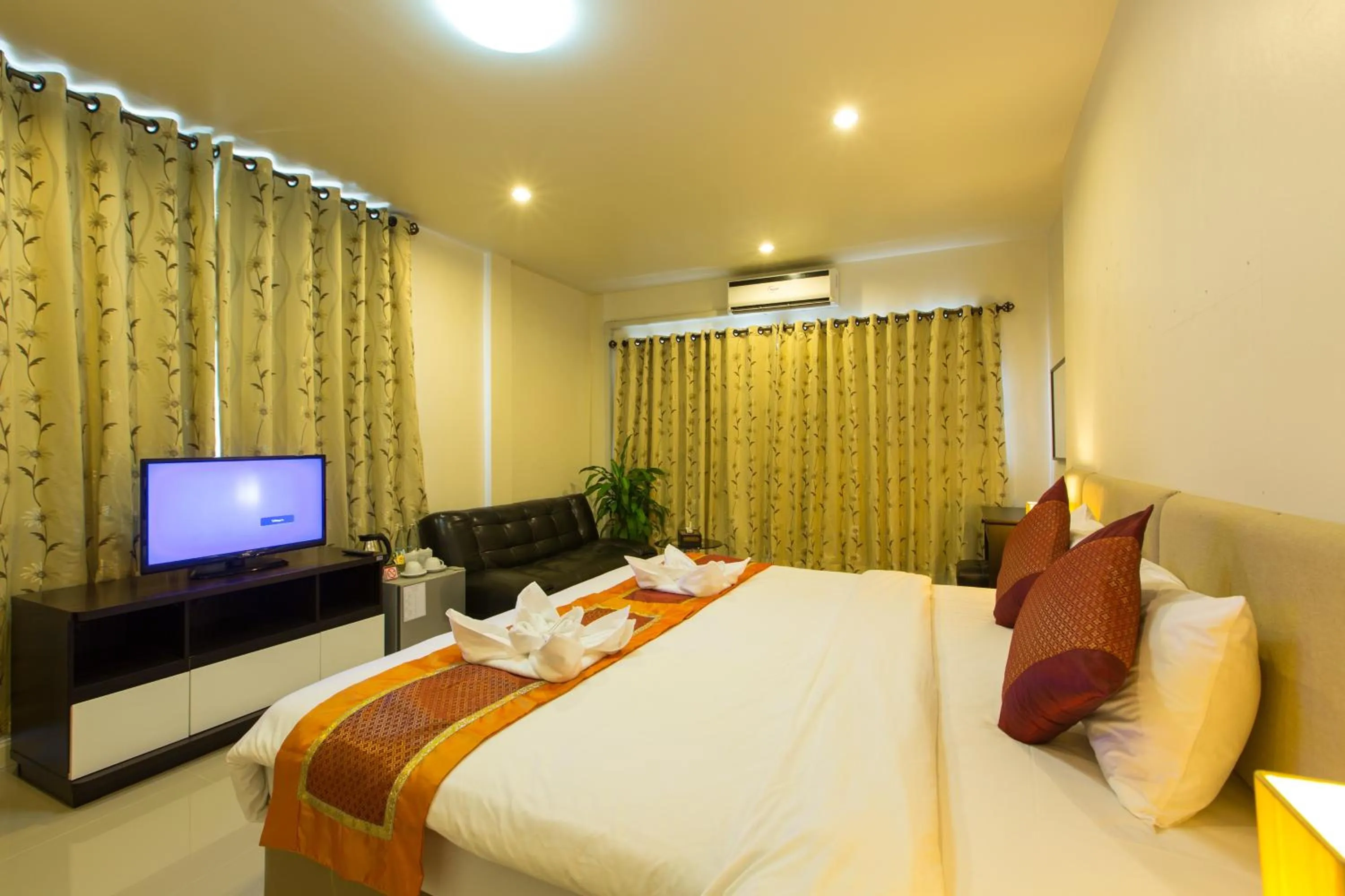 Photo of the whole room, Bed in Chiang Mai Waroros Boutique Hotel