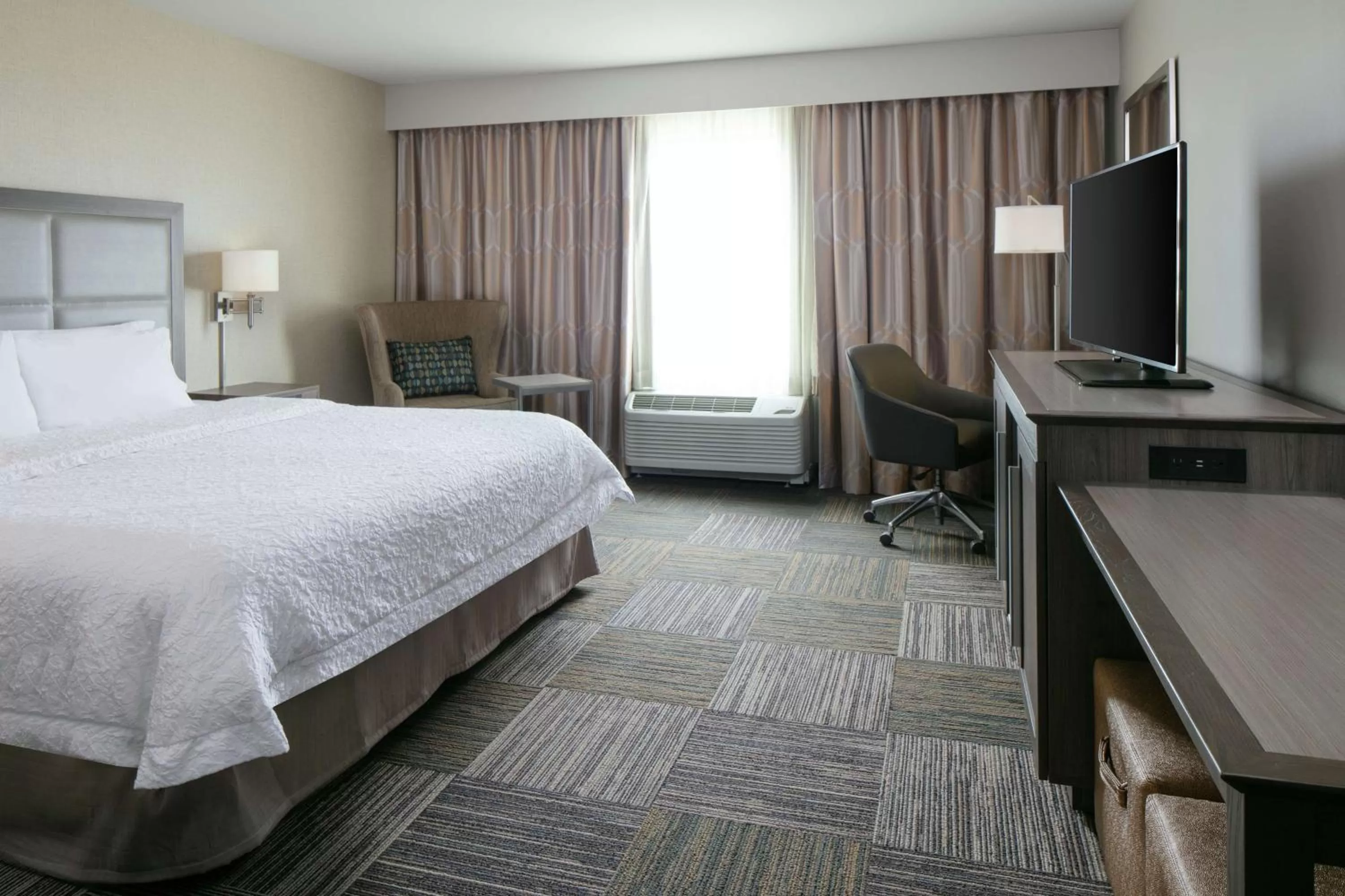Bedroom, Bed in Hampton Inn & Suites-Hudson Wisconsin