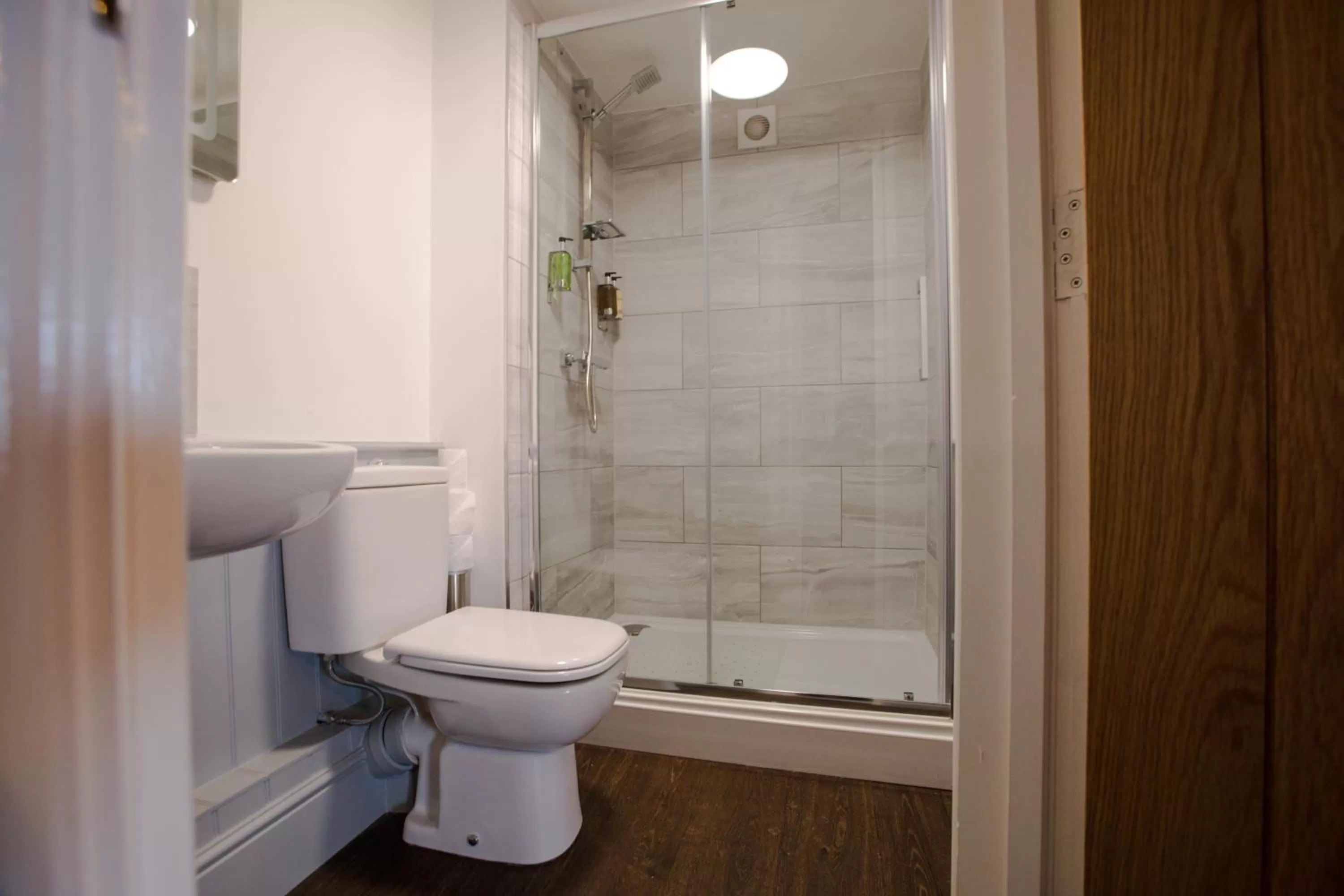 The Wheatsheaf Pub, Kitchen & Rooms