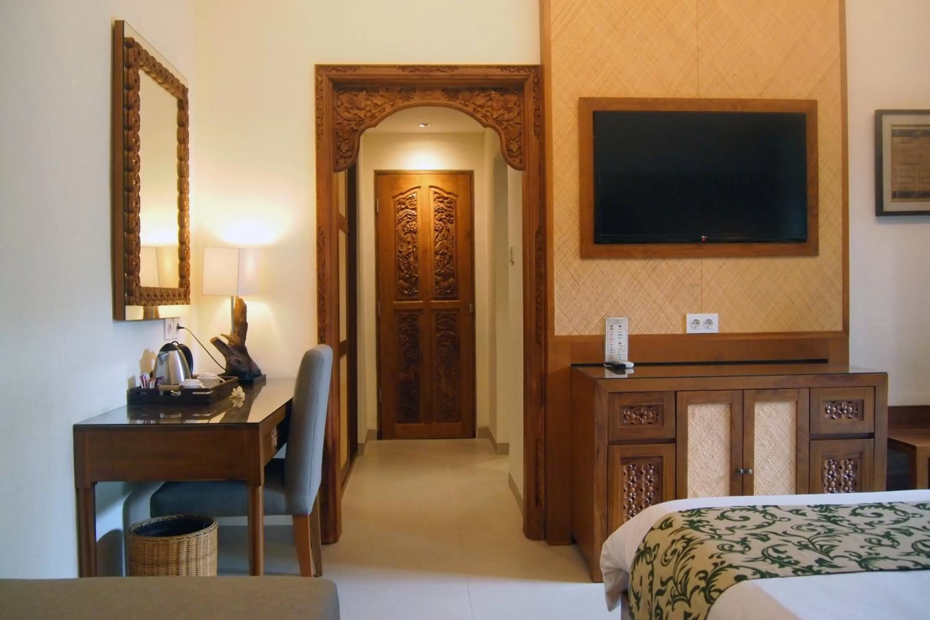 TV and multimedia, Bed in Yulia Village Inn Ubud