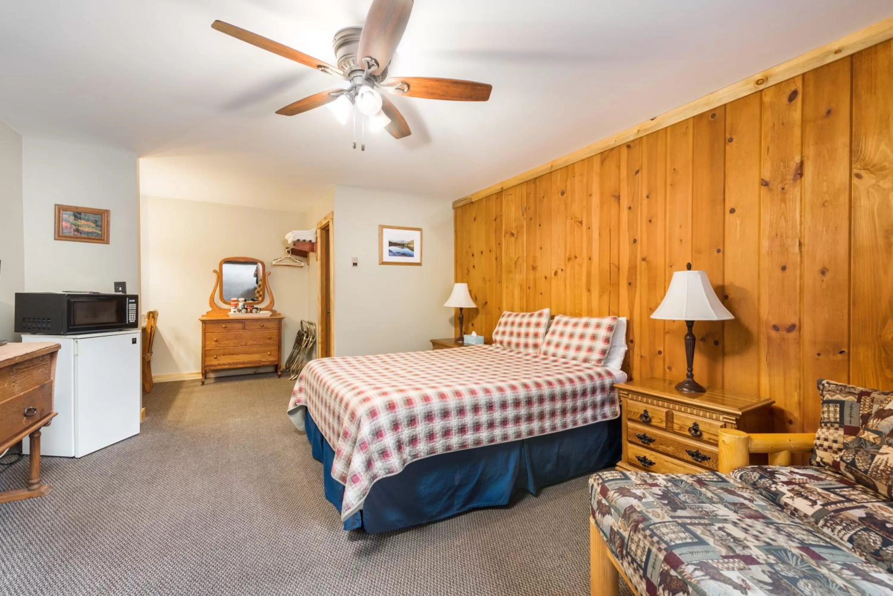 Bed in 4 Seasons Inn on Fall River