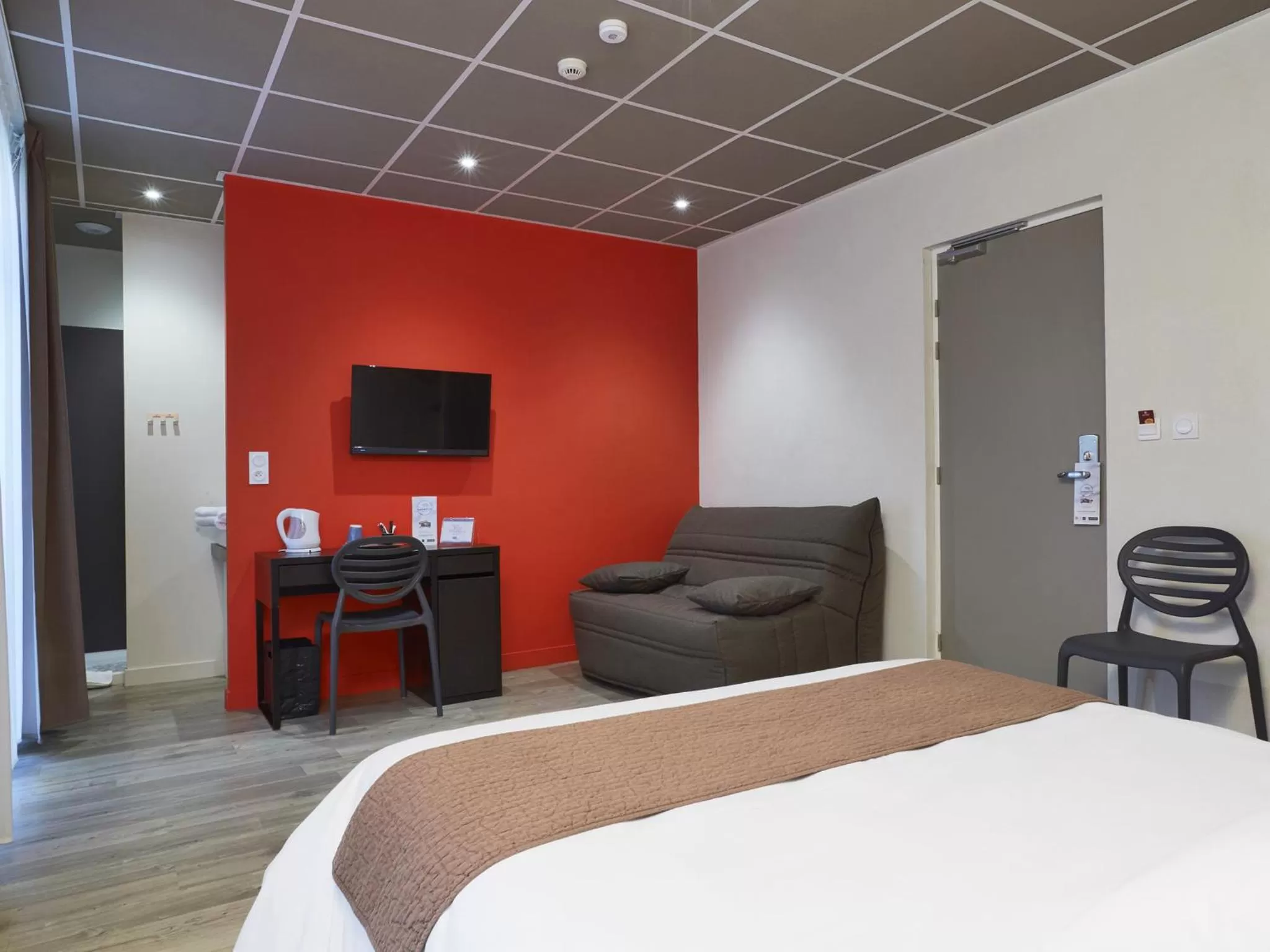 Bedroom, TV/Entertainment Center in Kyriad Nantes Centre Graslin
